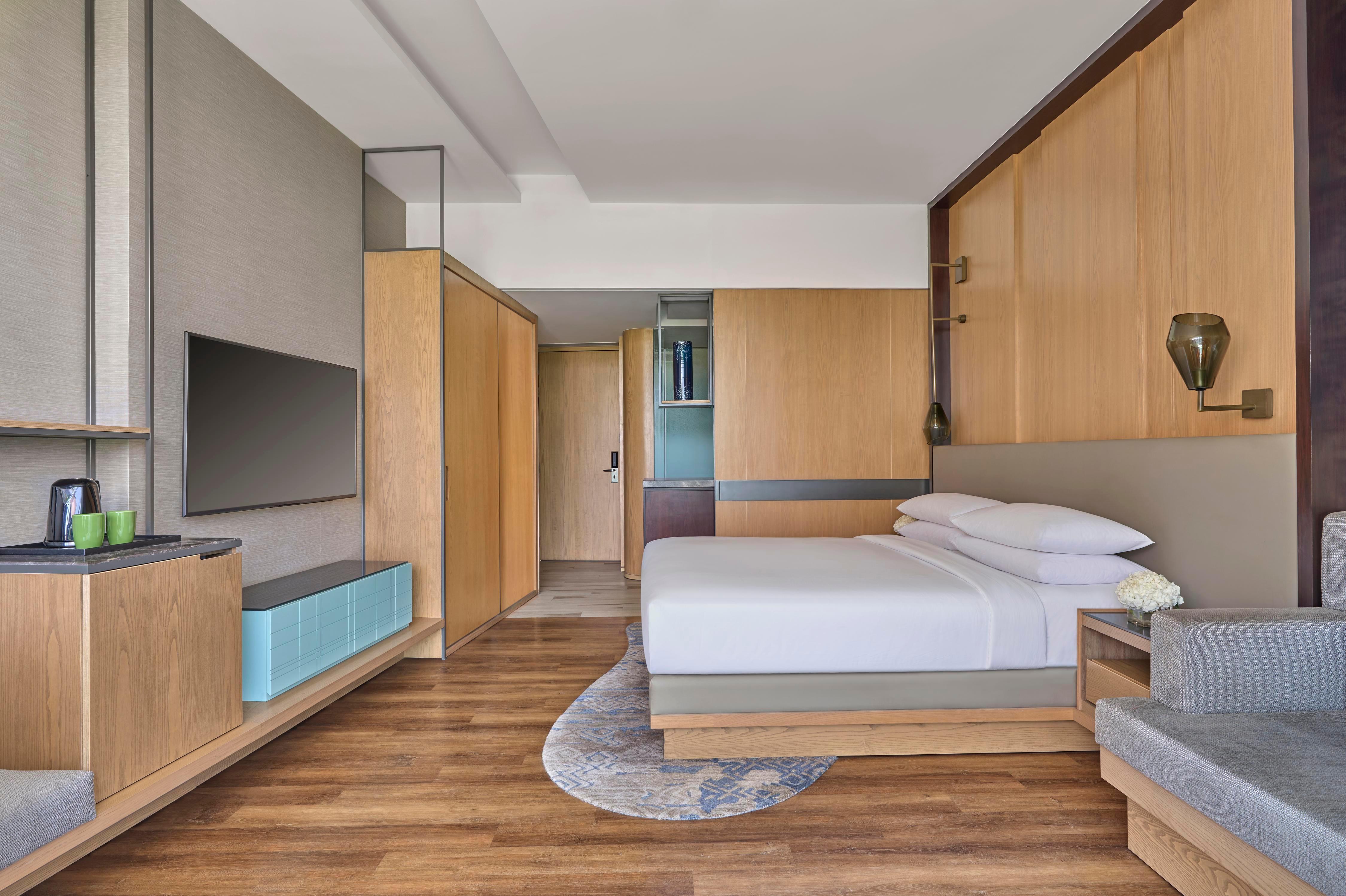 Aravali Marriott Resort & Spa, Delhi NCR Room Type - Deluxe Guest room, 1 King Bed, Pool View