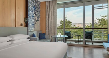 Aravali Marriott Resort & Spa, Delhi NCR Room Type - Deluxe Guest room, 1 King