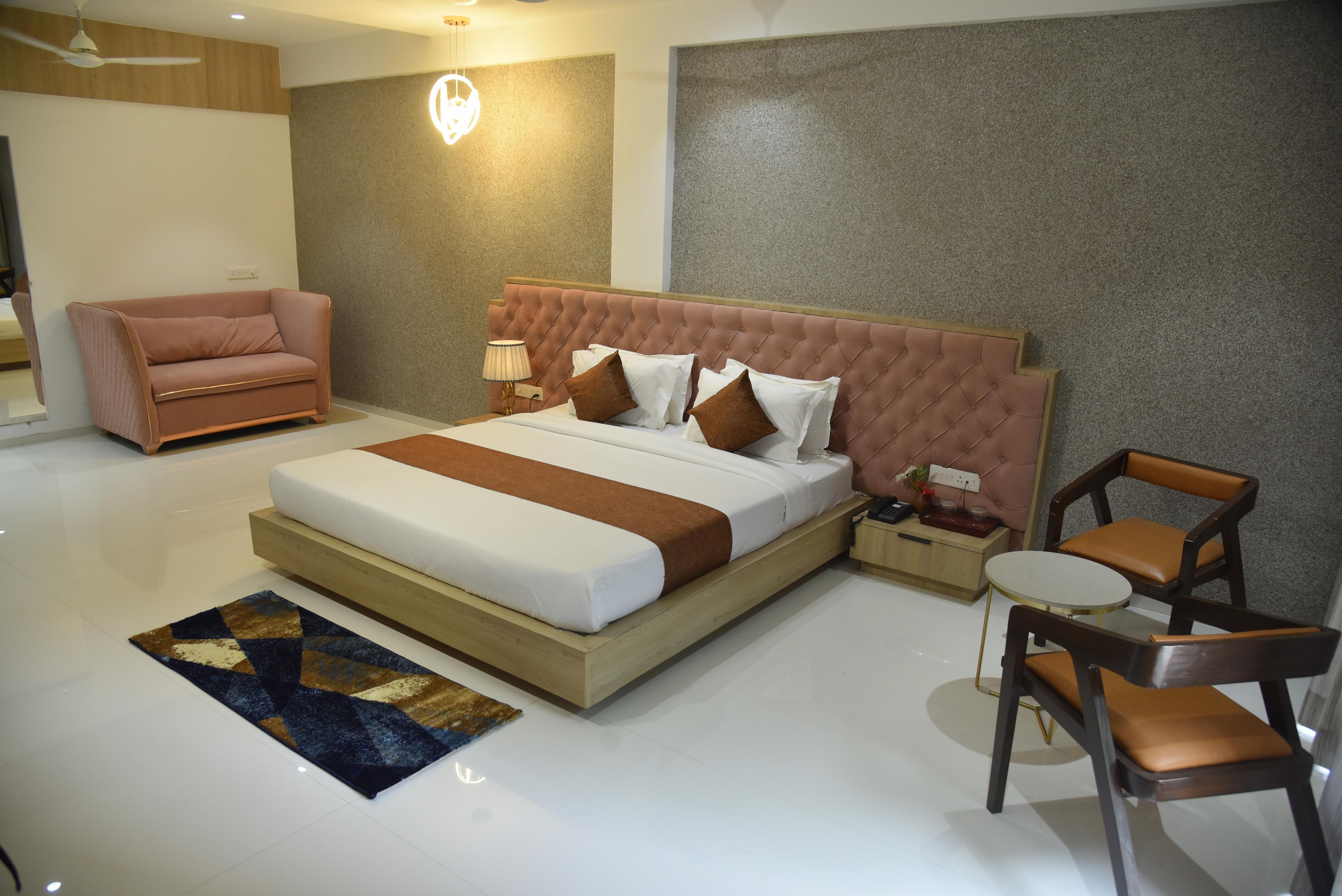 Hotel Midtown By Kalaguru Hospitality - Tap to explore photos