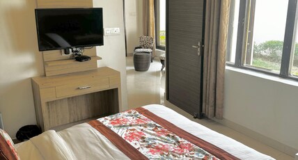 R Cottage Studio Rooms Room Type - Luxury Cottage with Living Area and Private Garden
