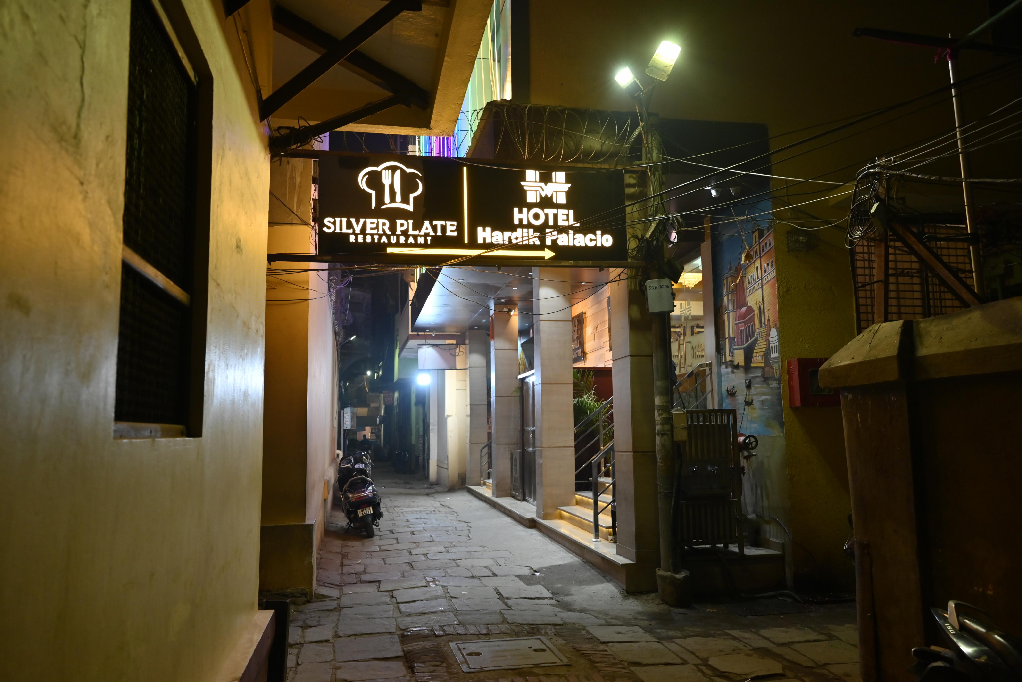 Hotel Hardik Palacio - Tap to explore photos