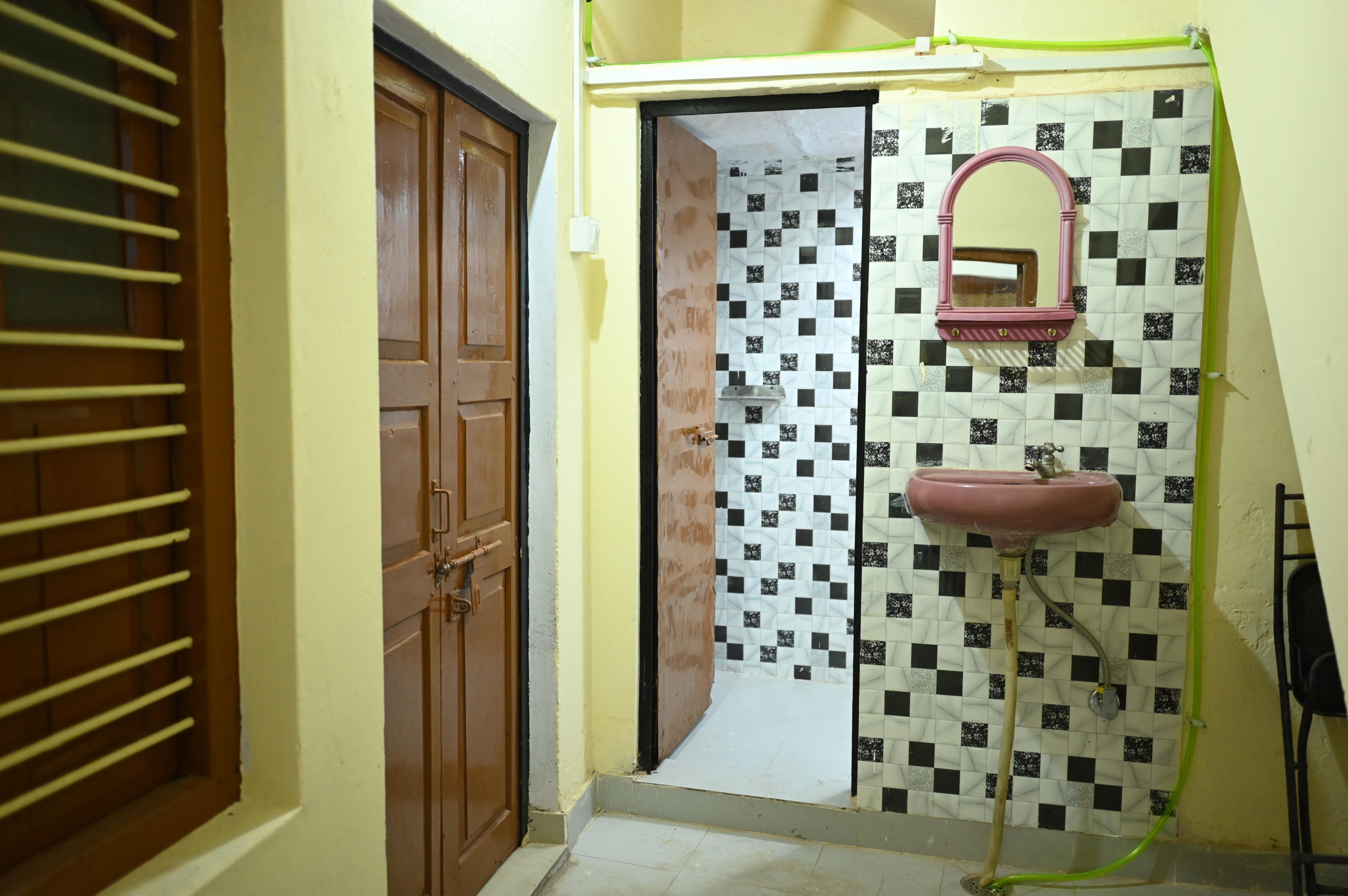 MANJUSHREE P. Guest House - Tap to explore photos