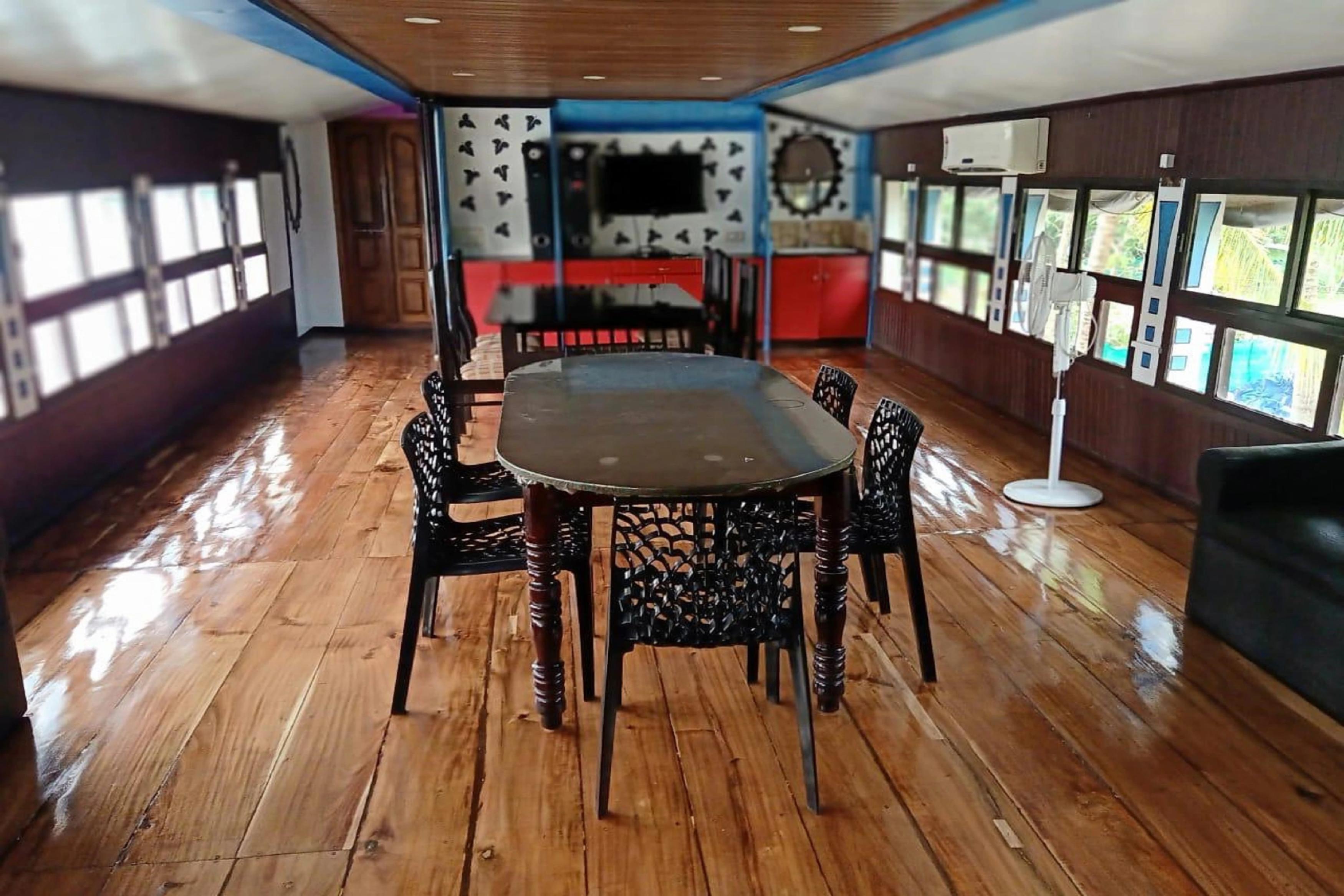 Choice Houseboat - Tap to explore photos