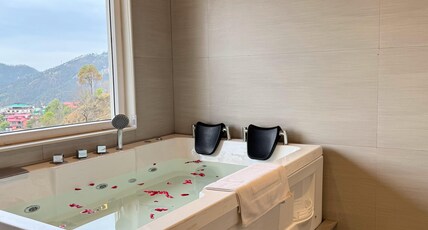 OREN Kasauli Room Type - Family Suite with jacuzzi