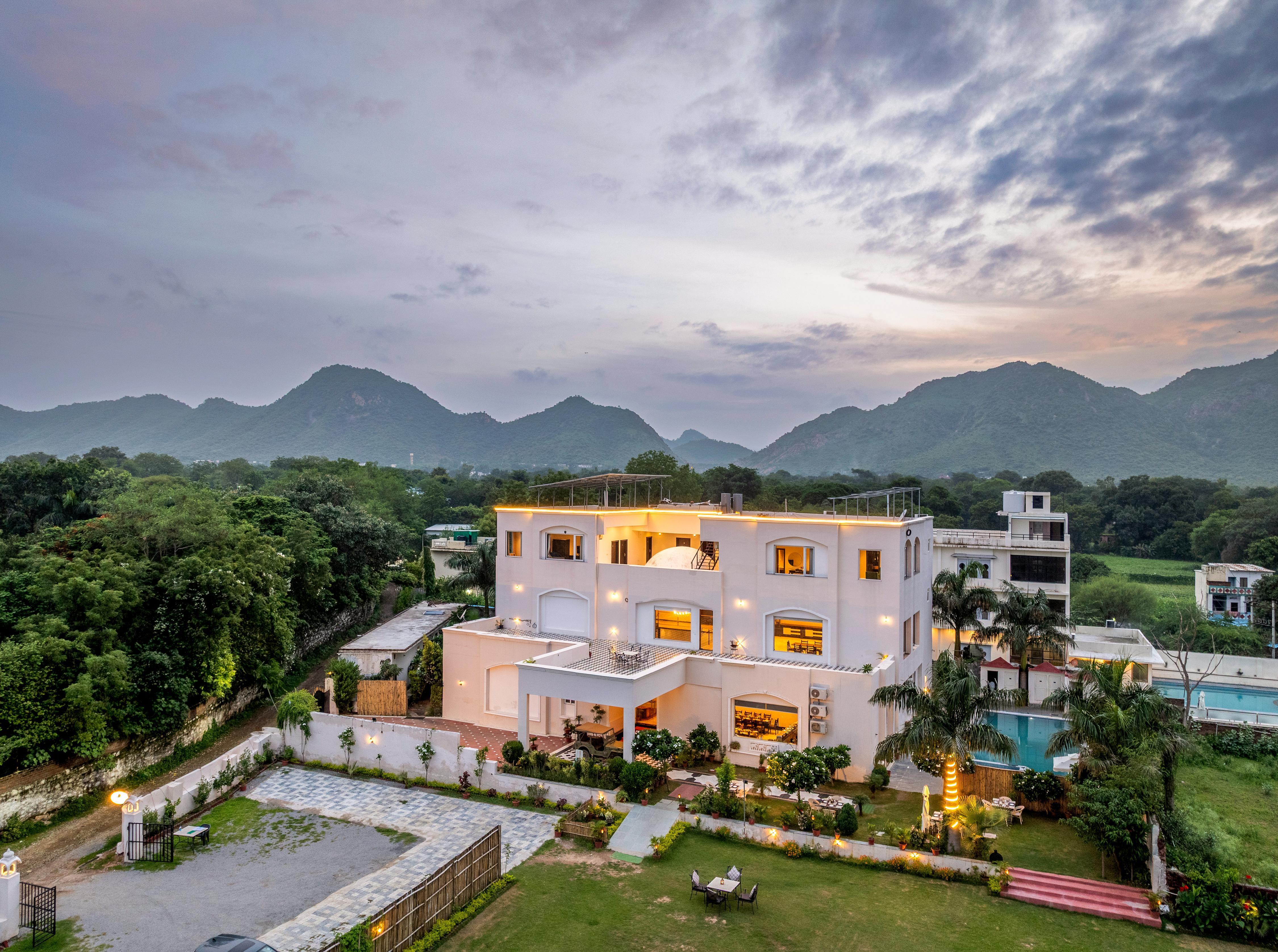 Surya Kothi Resort 4 KM From Fatehsagar - Tap to explore photos