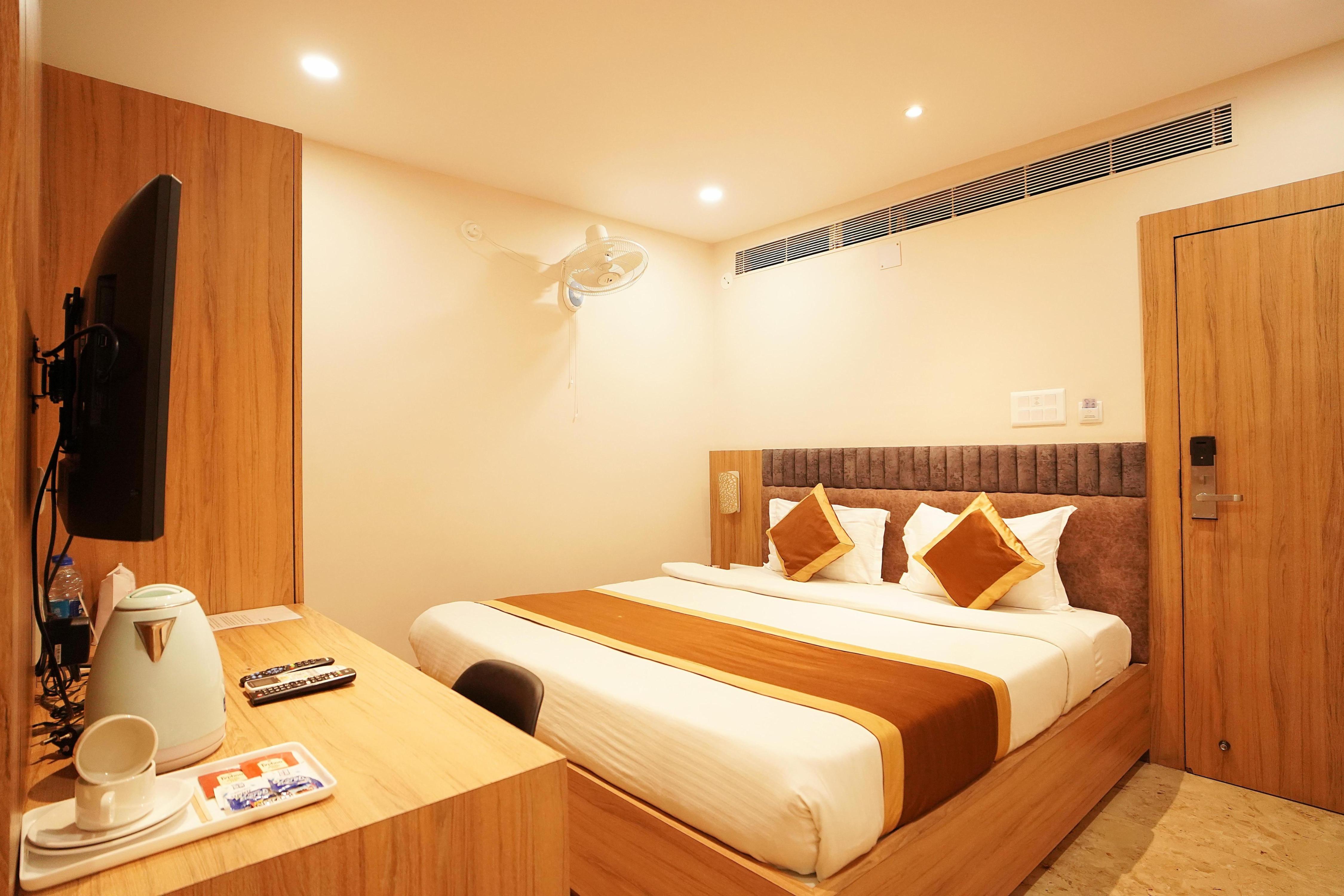 Hotel Ekta International Room Type - DELUXE ROOM DOUBLE (KING BED)