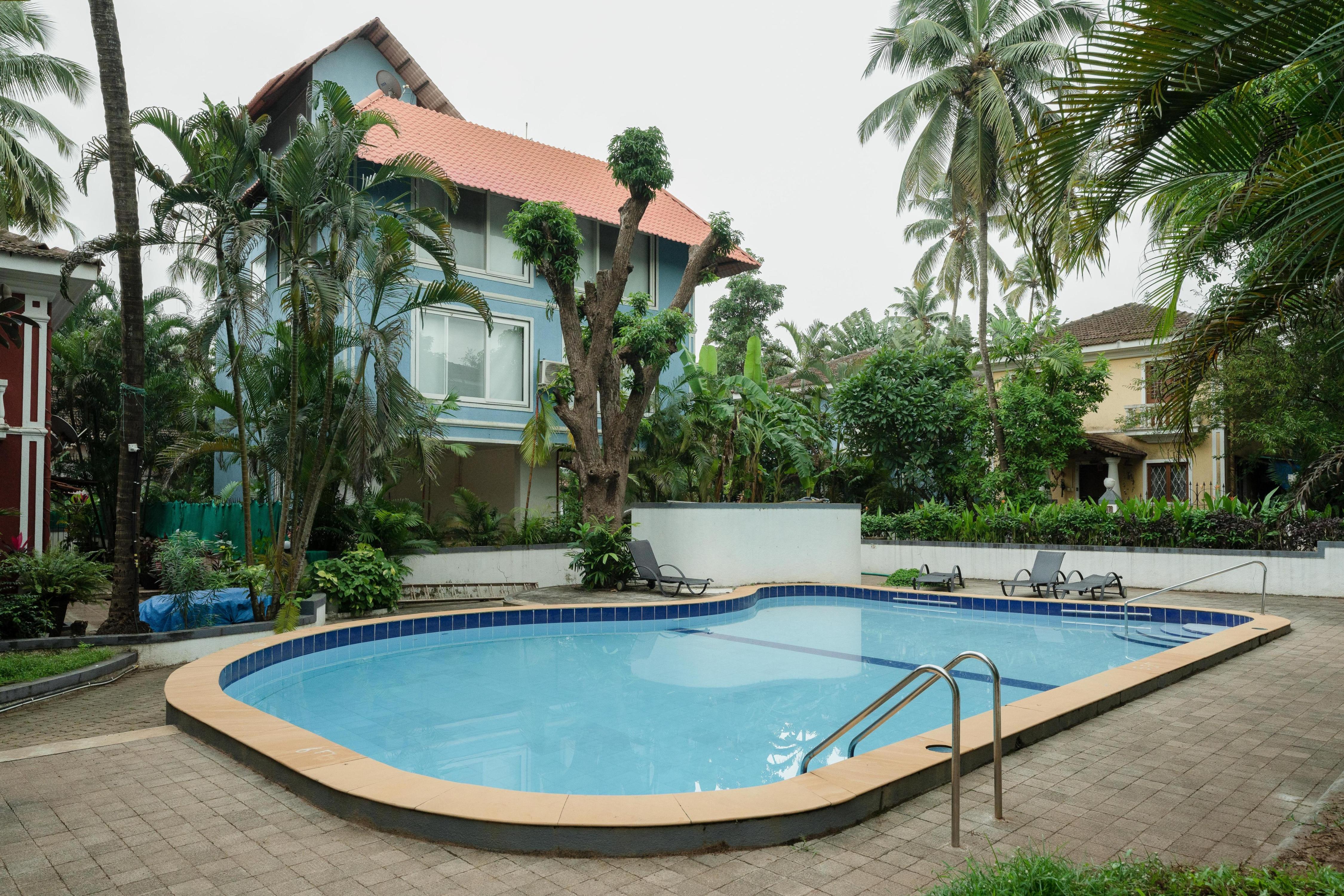 The Bumblebee - 3BHK with pool, Candolim, Goa by Groovy Hippo Stays - Tap to explore photos