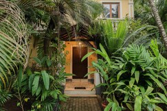 The Bumblebee - 3BHK with pool, Candolim, Goa by Groovy Hippo Stays