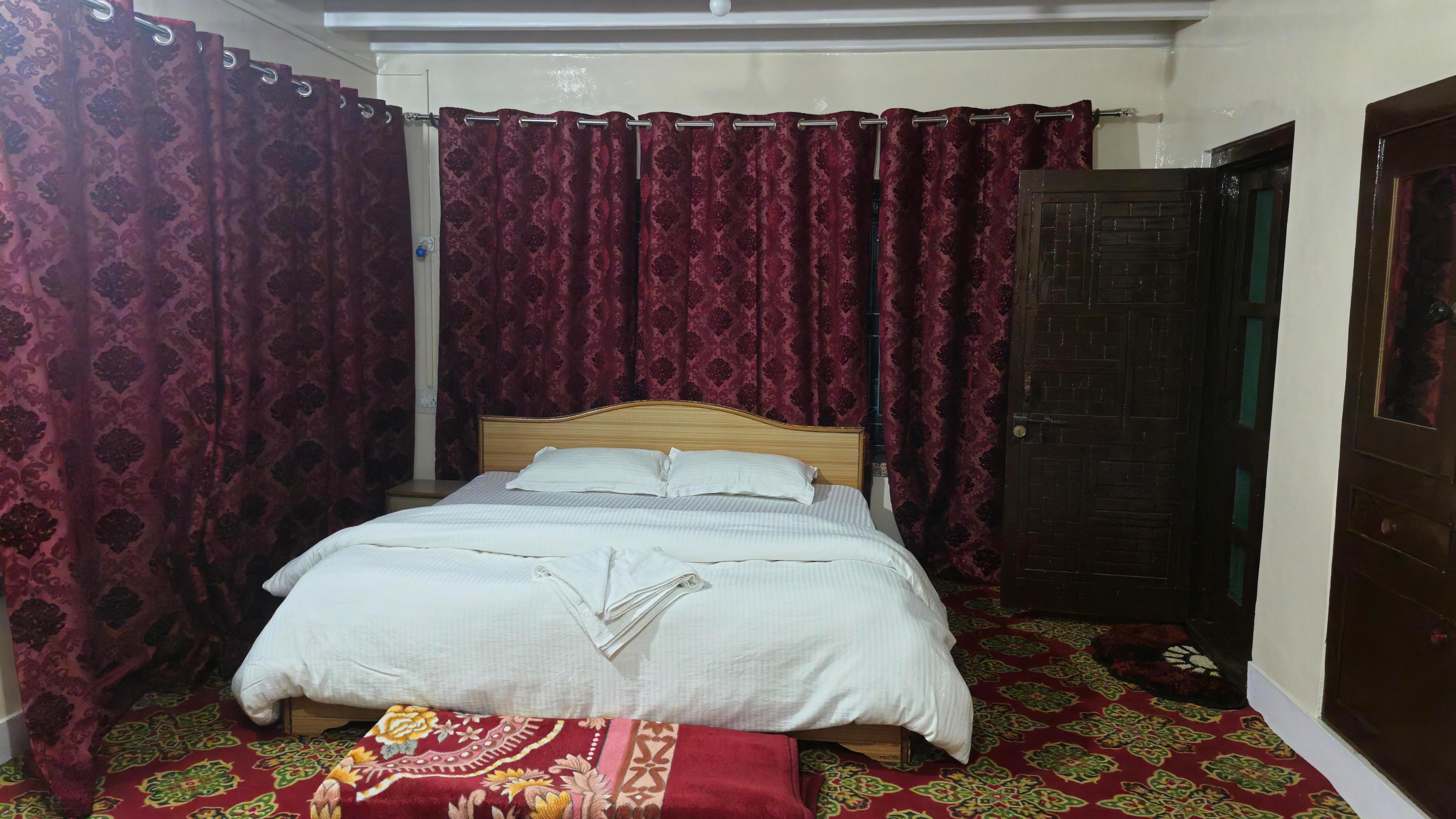 River Heights Guest House Kangan - Tap to explore photos