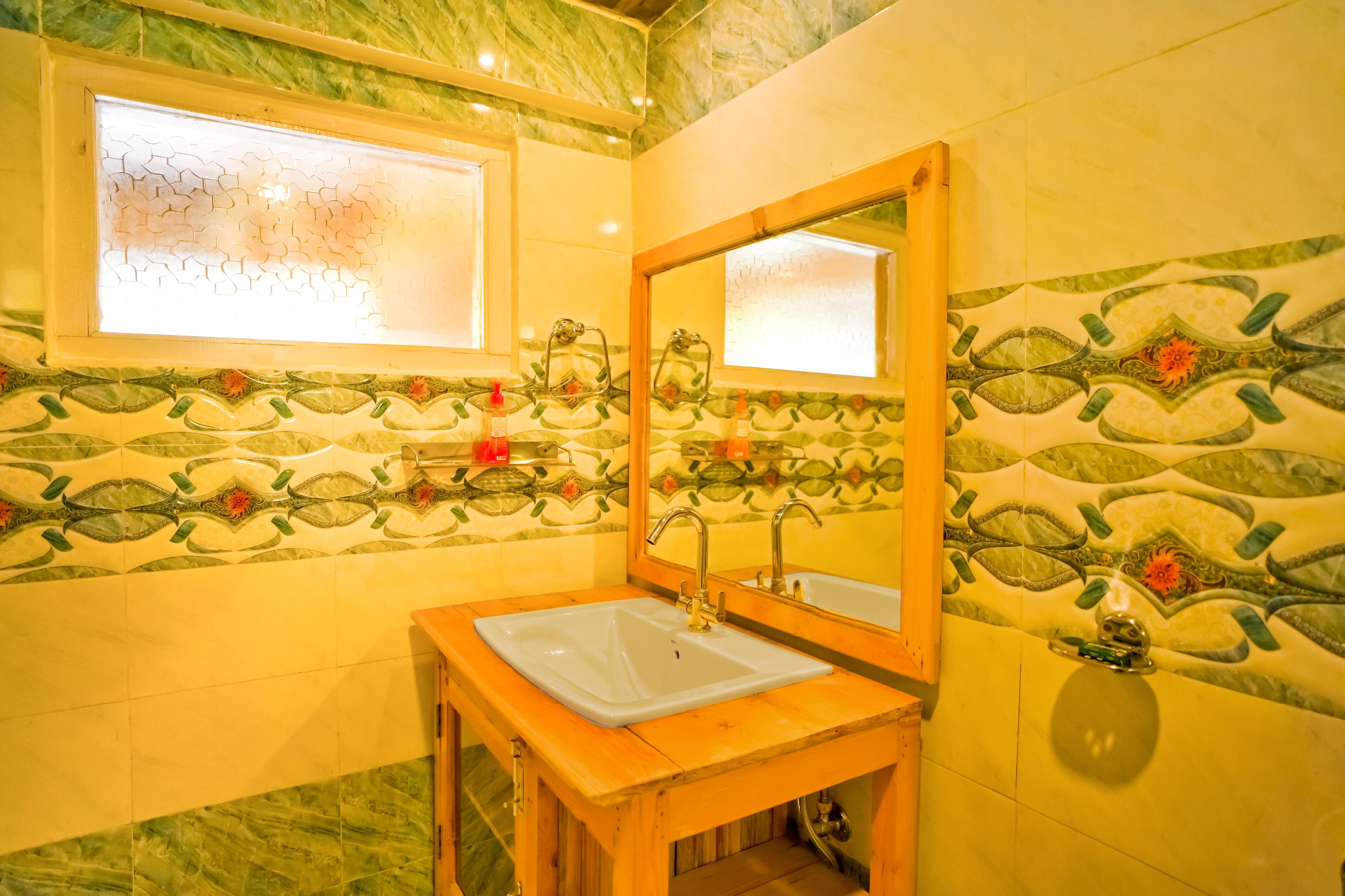 Tirthan Jaabal Homestay - Tap to explore photos