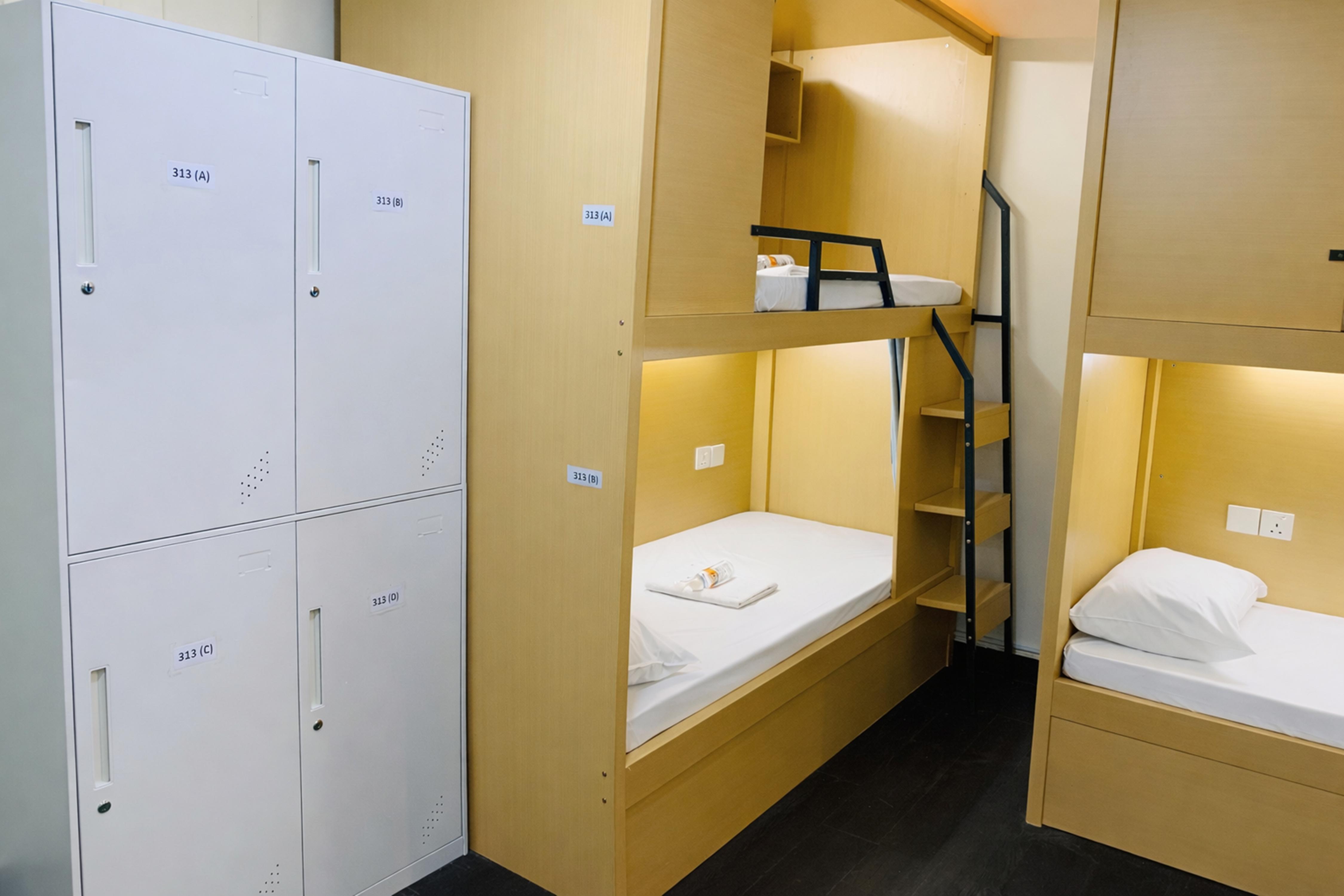 A Hotel Desker Room Type - Superior Quadruple, No Window