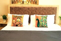 The Taj Studios - Luxury Stay in Gaur City Mall (1st time in Greate Noida West)