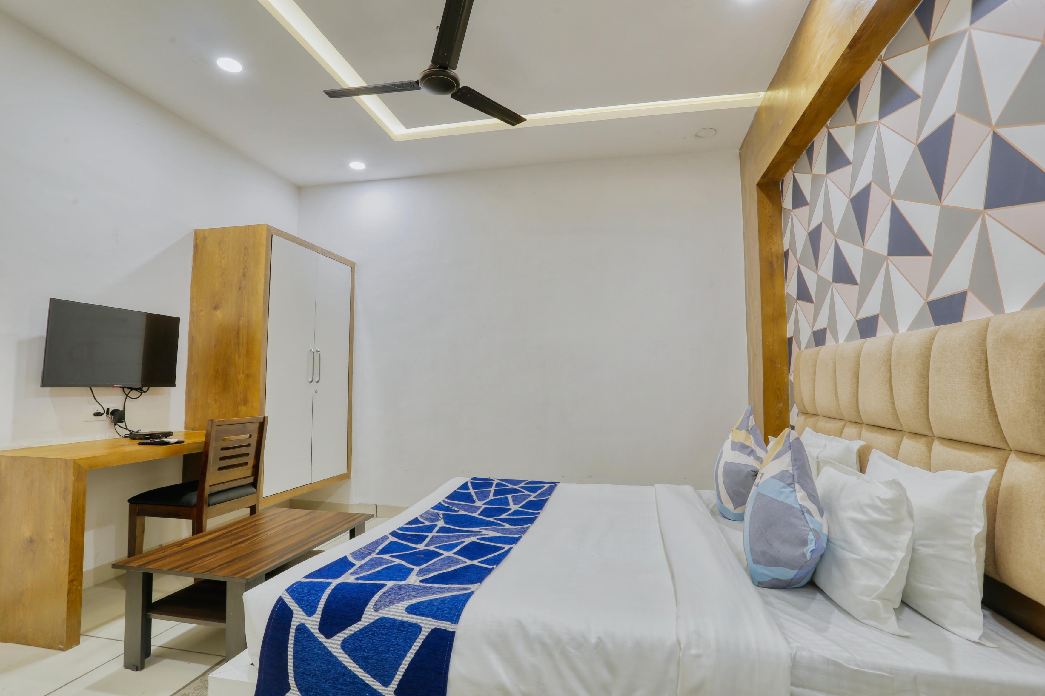 Hotel B Fine,Vijay Nagar Room Type - Deluxe Room