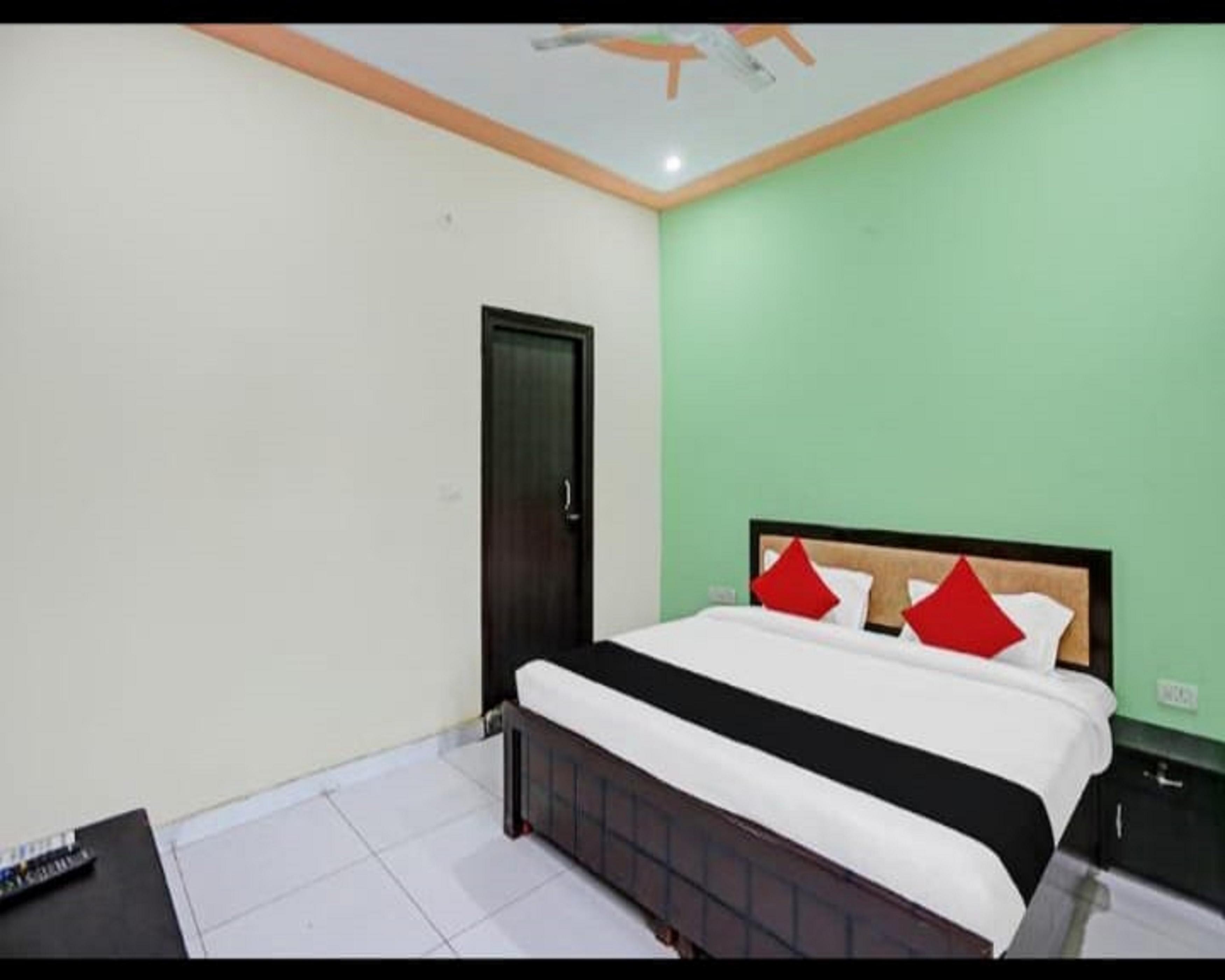 Friendszone: The Guest House - Tap to explore photos