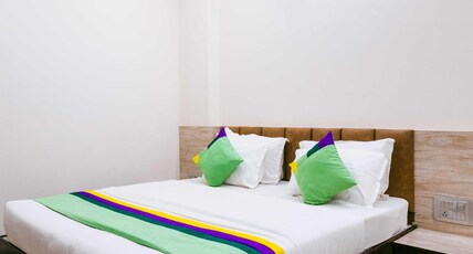 Treebo Paras Raj Near City Palace Room Type - Deluxe Room