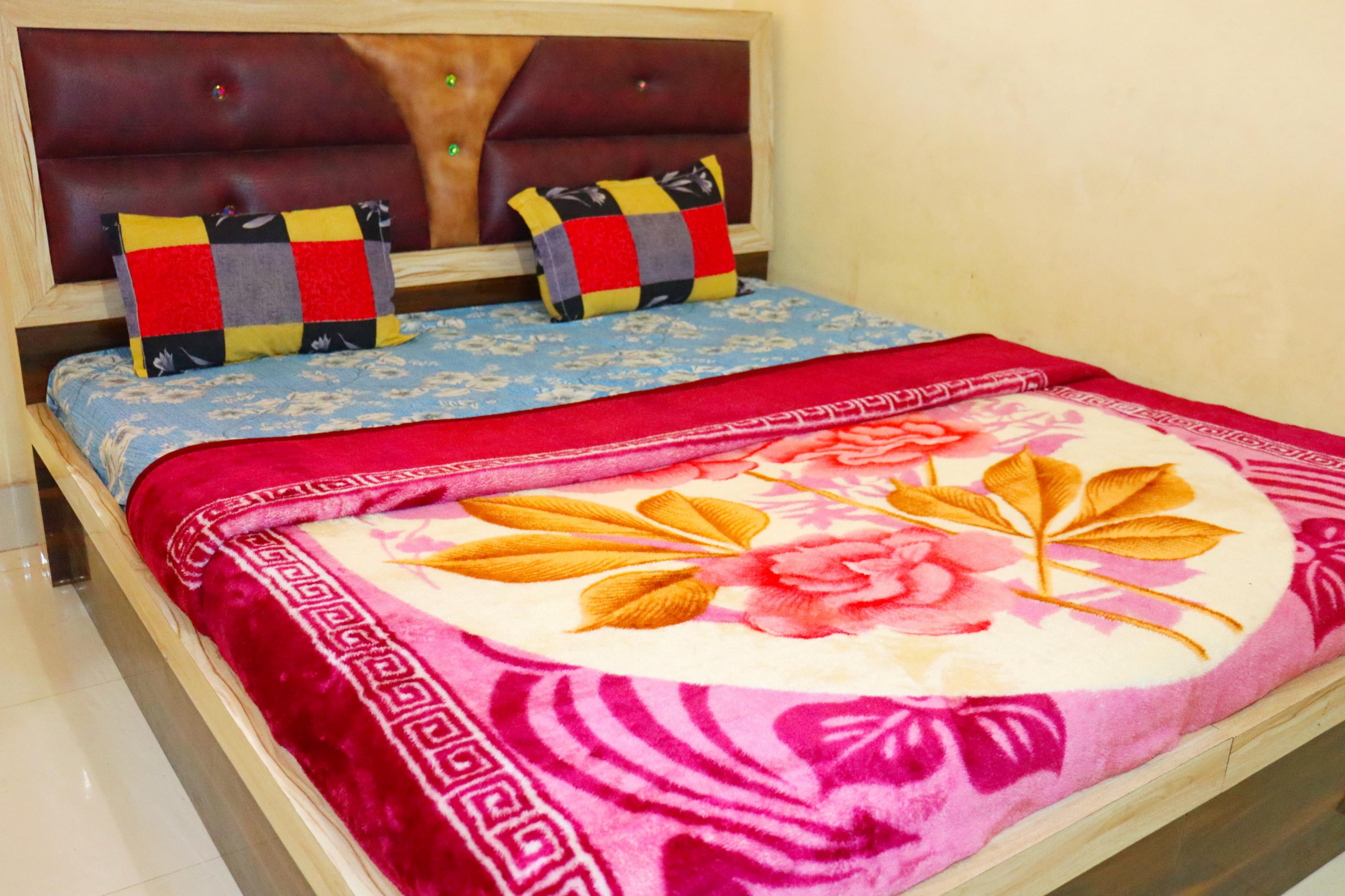 Hotel Yadav Sapna - Tap to explore photos