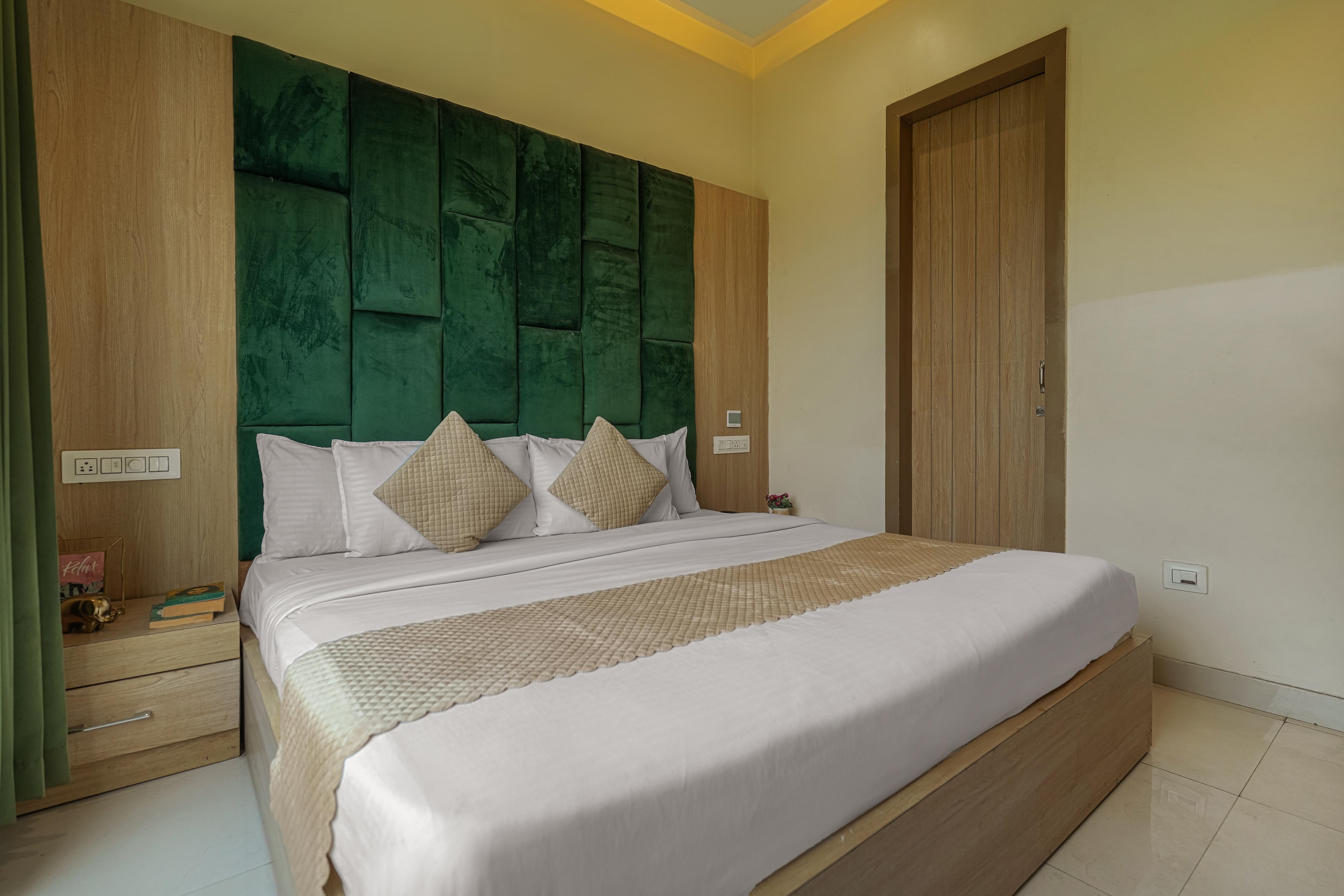 Hotel Global Inn (1 min. walk to Golden Temple) - Tap to explore photos
