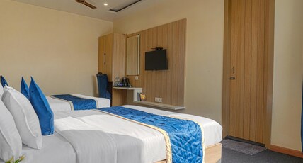 Hotel Global Inn (1 min. walk to Golden Temple) Room Type - Luxury Family Room with Window