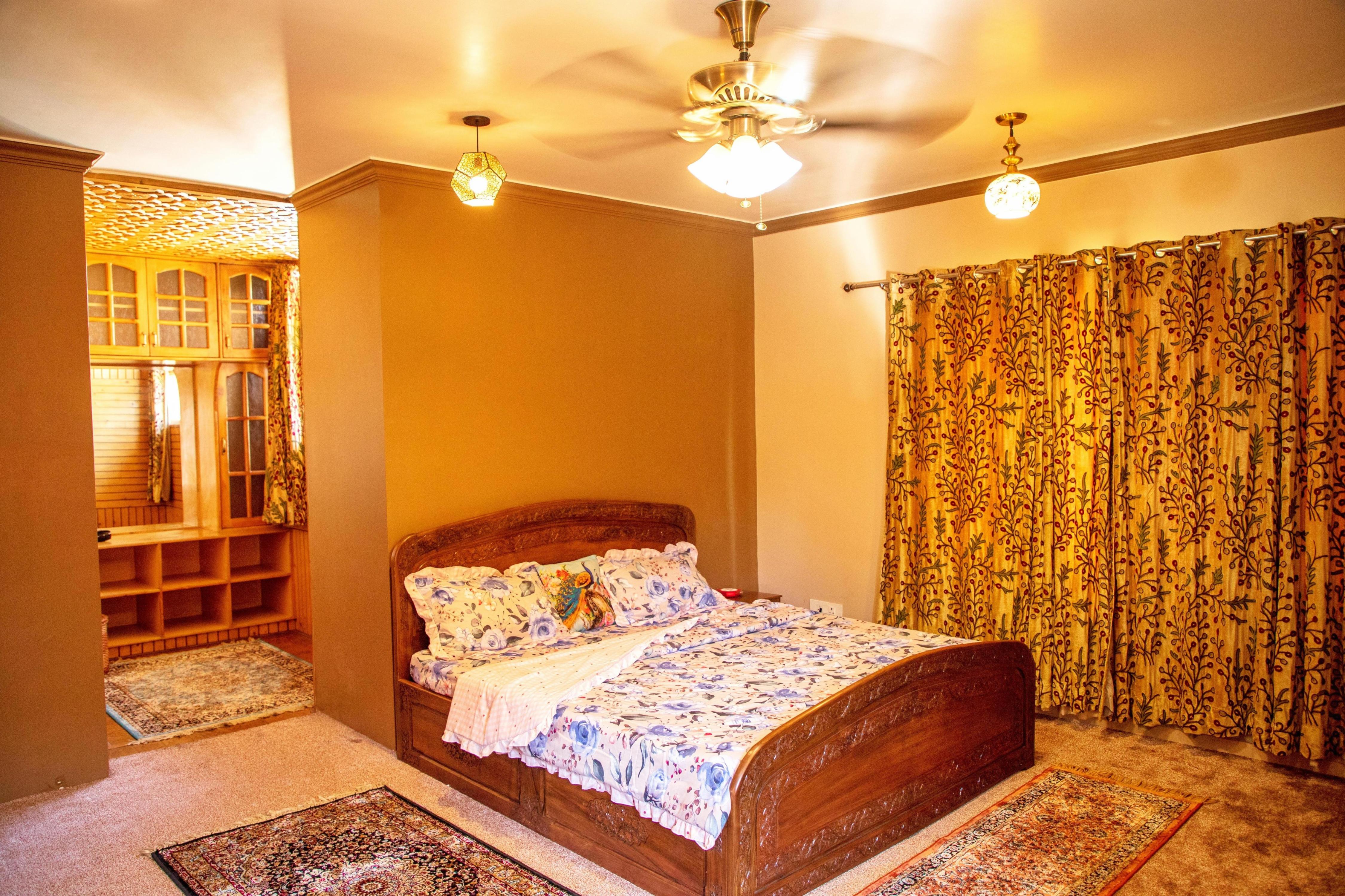 Peninsula Inn - 4 BR House with free BF - Tap to explore photos