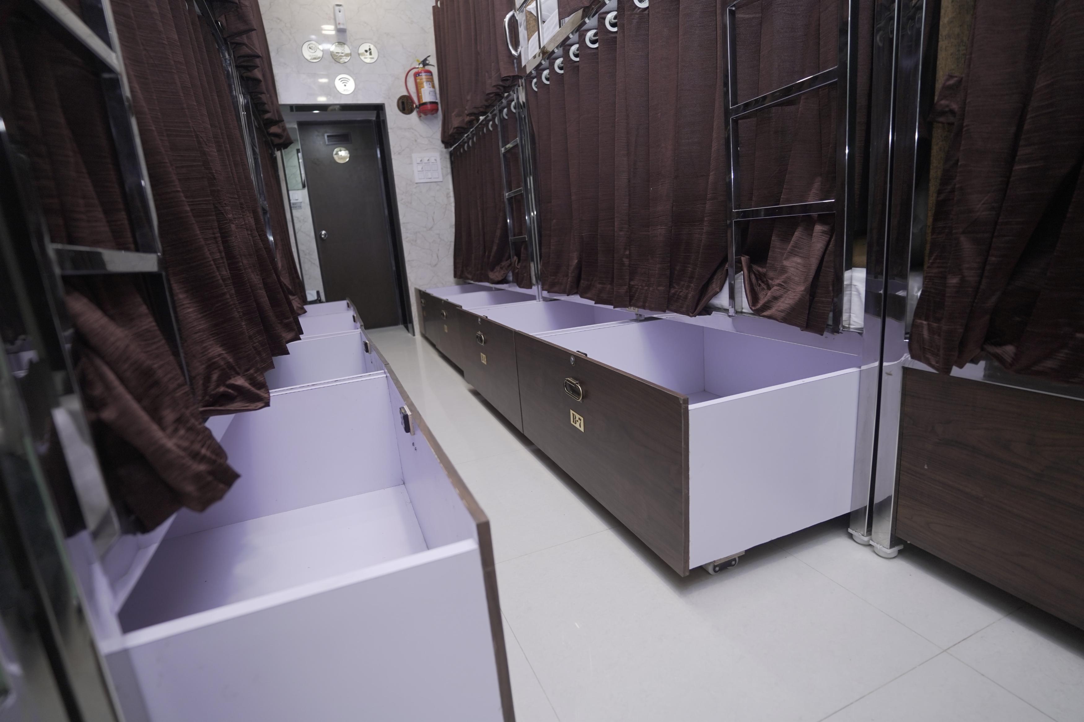 Elliottinn dormitory Malad - Tap to explore photos