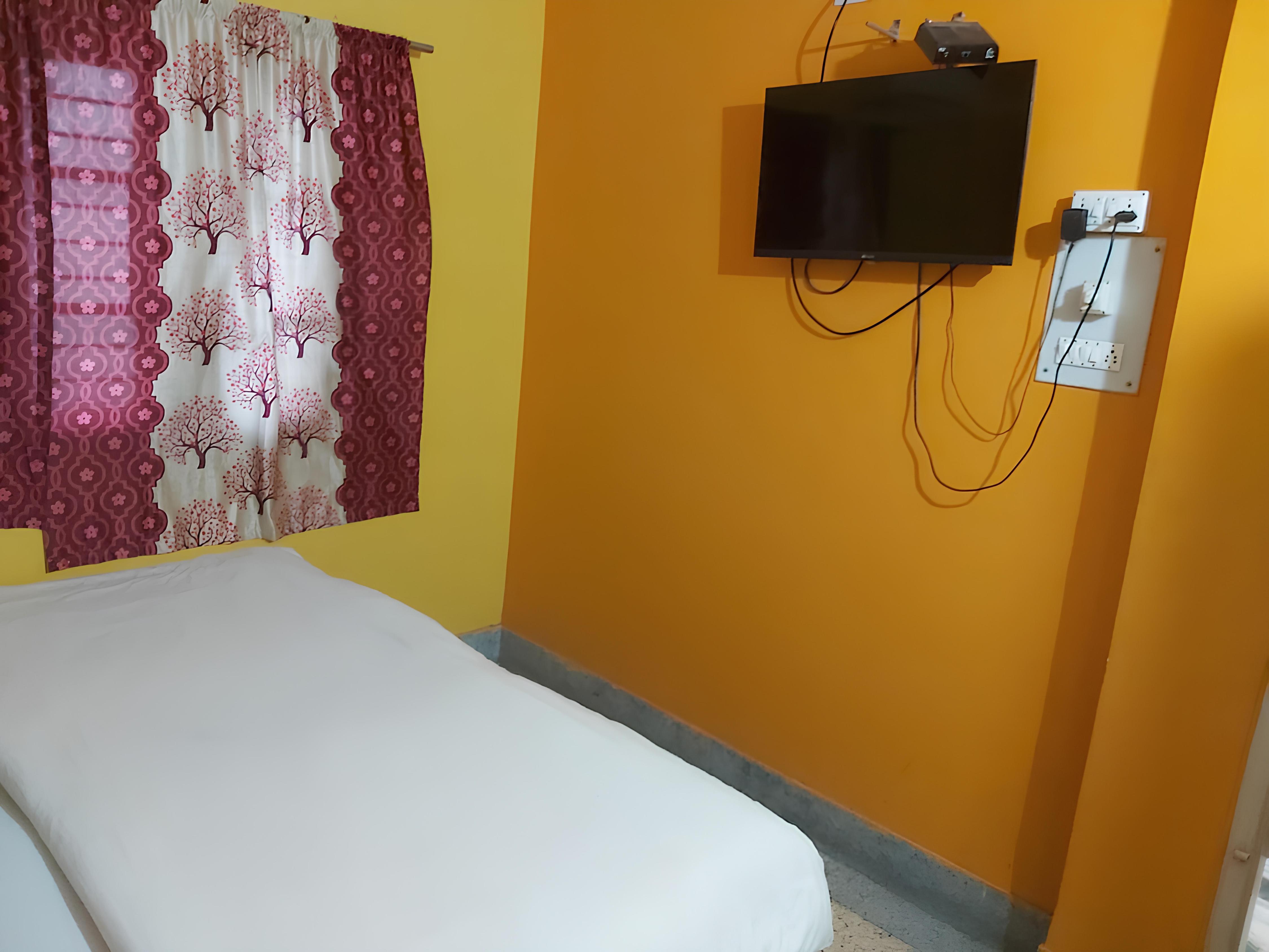 New Hindusthan Hotel - Tap to explore photos