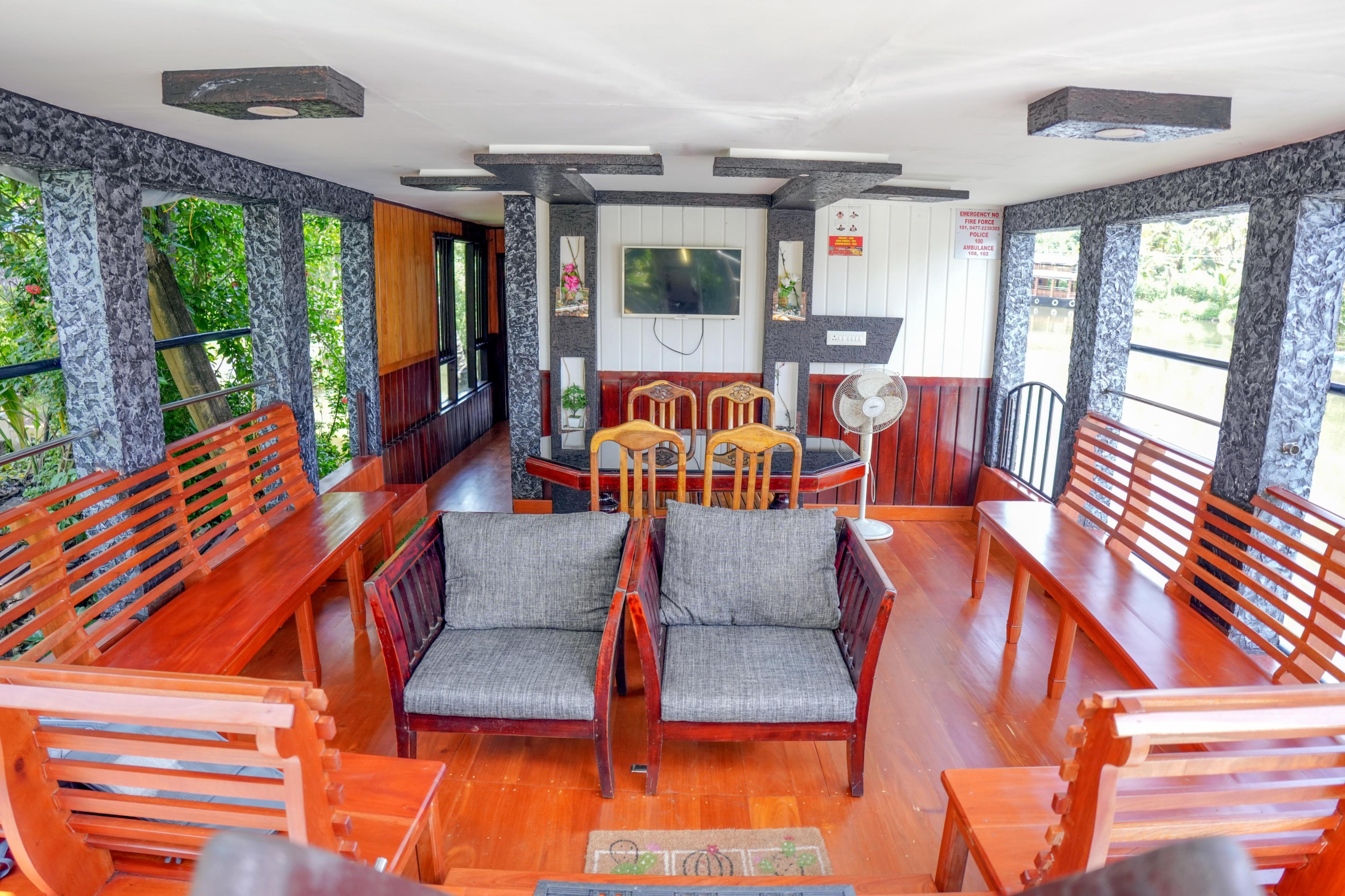 Krishna Houseboat - Tap to explore photos