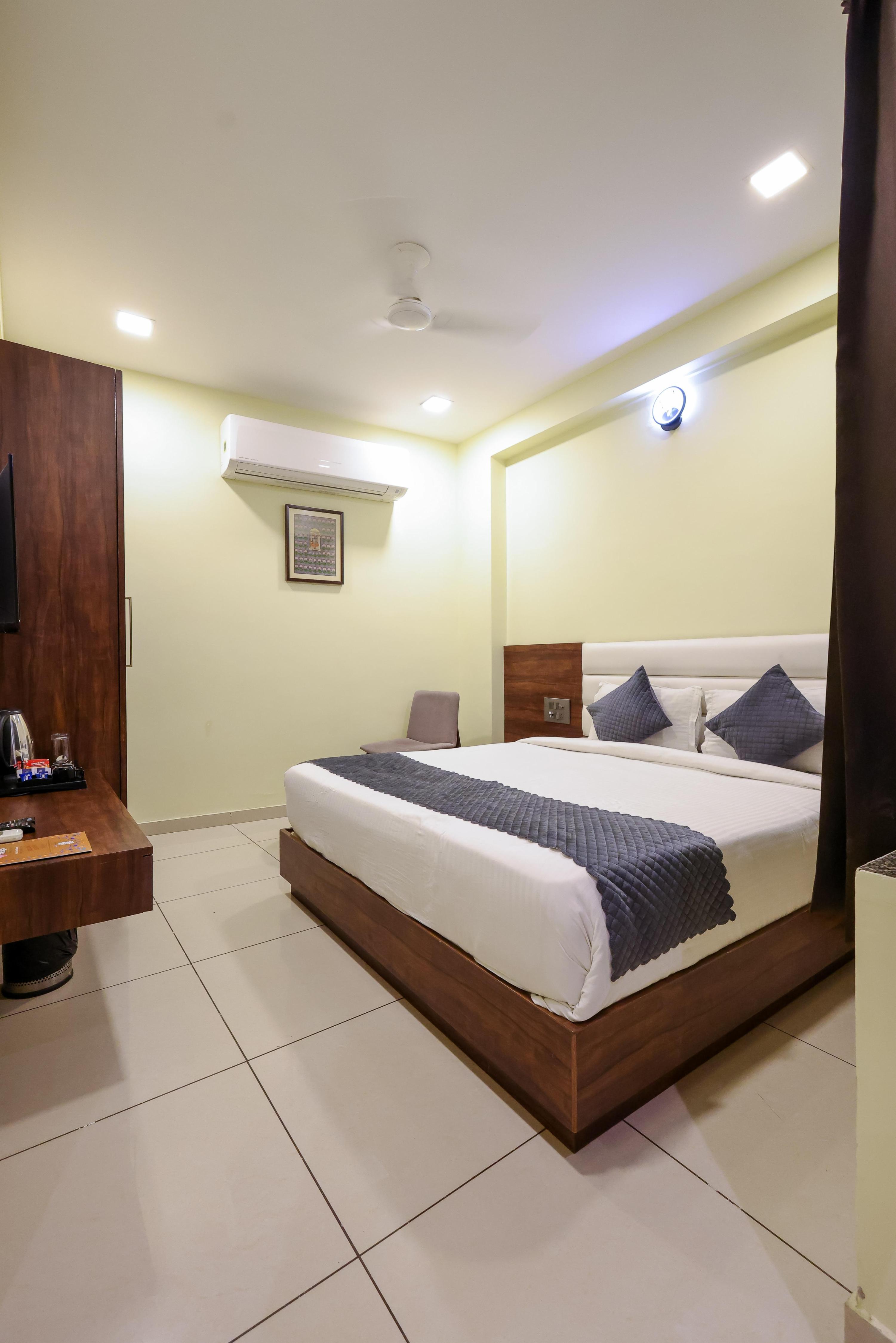 Hotel Kanha (1 min walk to Shrinathji temple) - Tap to explore photos
