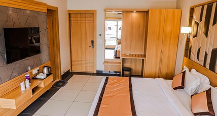 Mukut Mani : Hotel & Banquet Room Type - Executive Family Room with Balcony