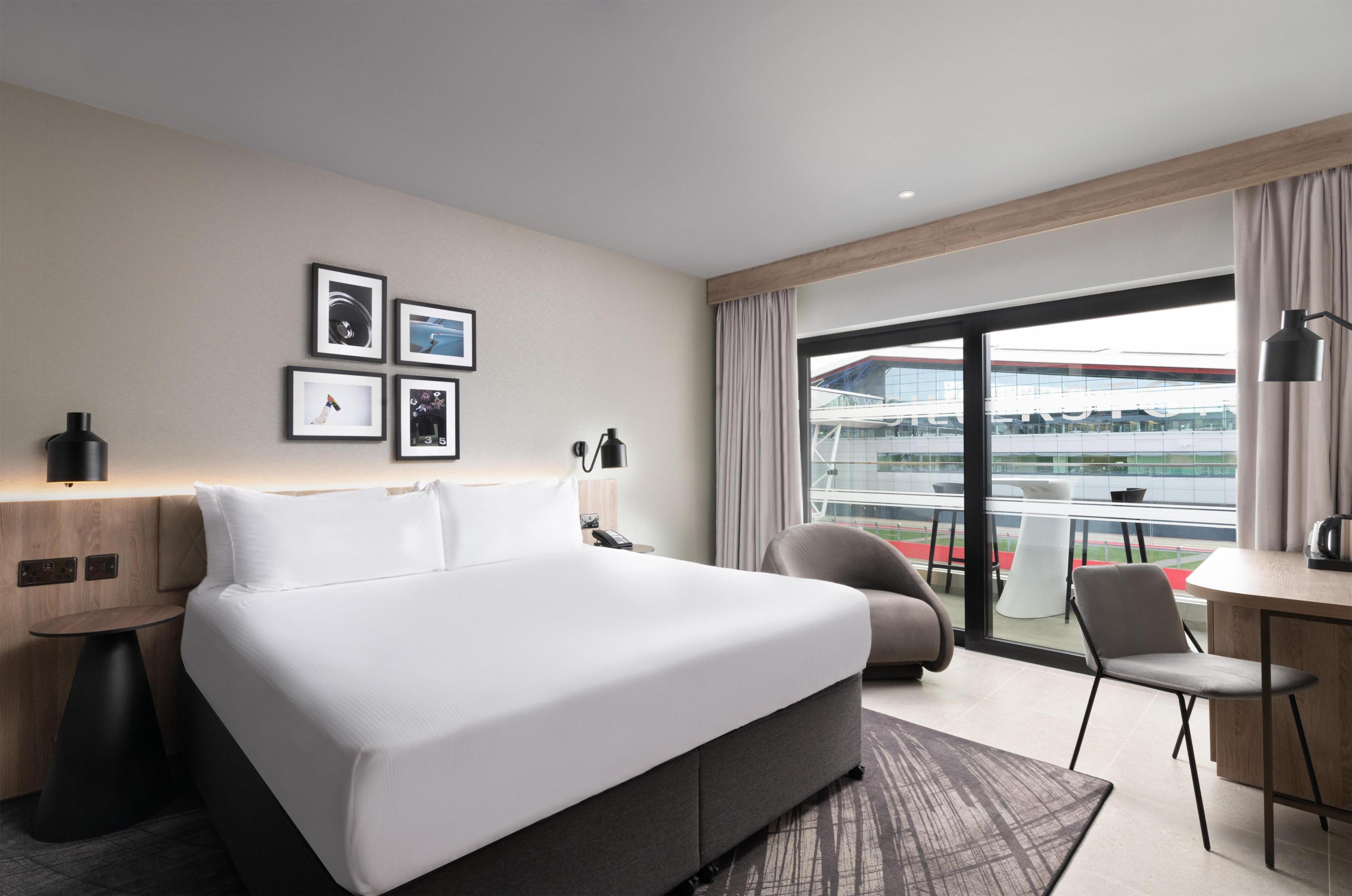 Hilton Garden Inn Silverstone - Tap to explore photos