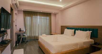 THE CHIPHOONG INN Room Type - SUPER DELUXE Master bed THE CHIPHOONG INN Room Type - SUPER DELUXE Master bed