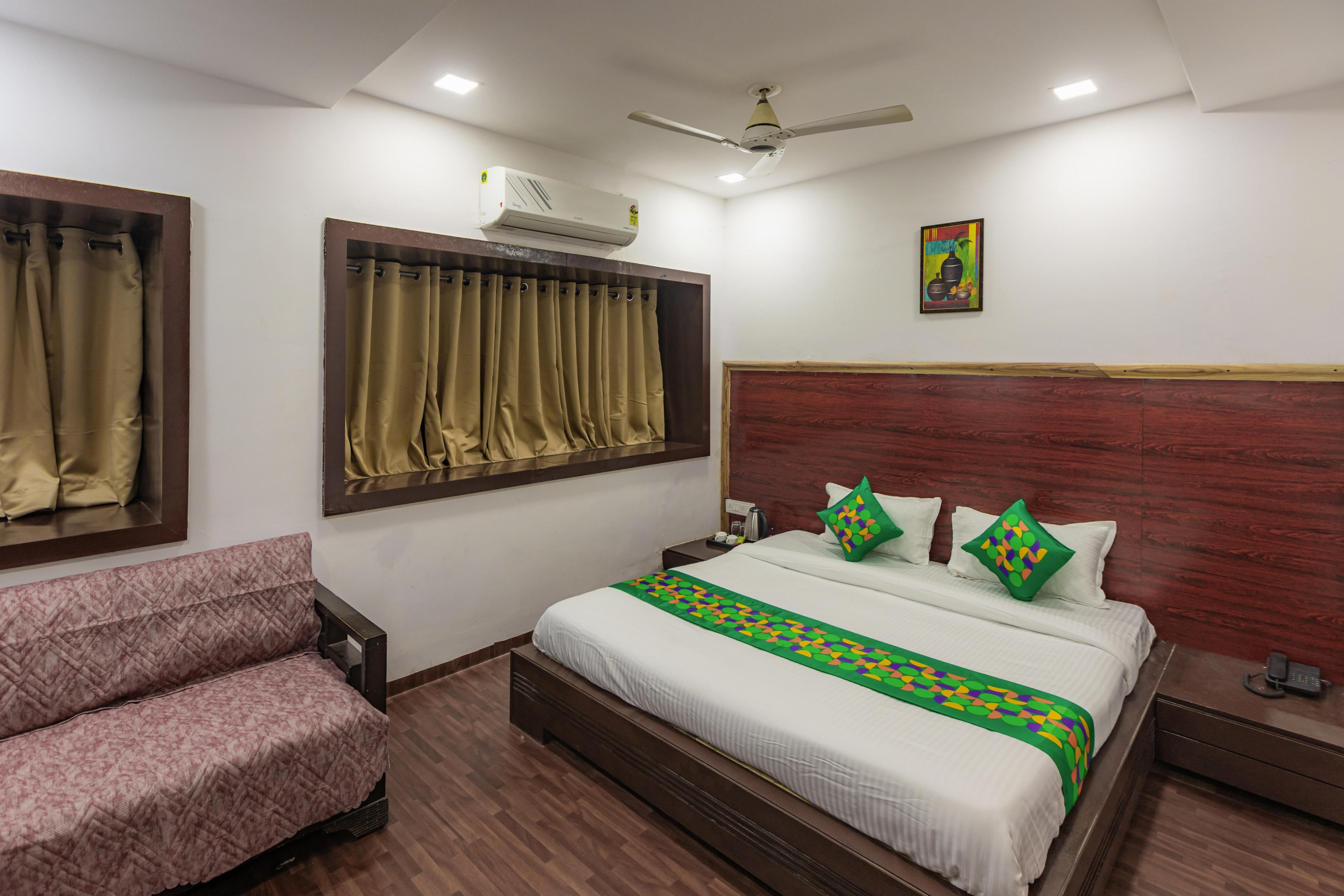 Treebo Shembekars Inn Room Type - Deluxe Room