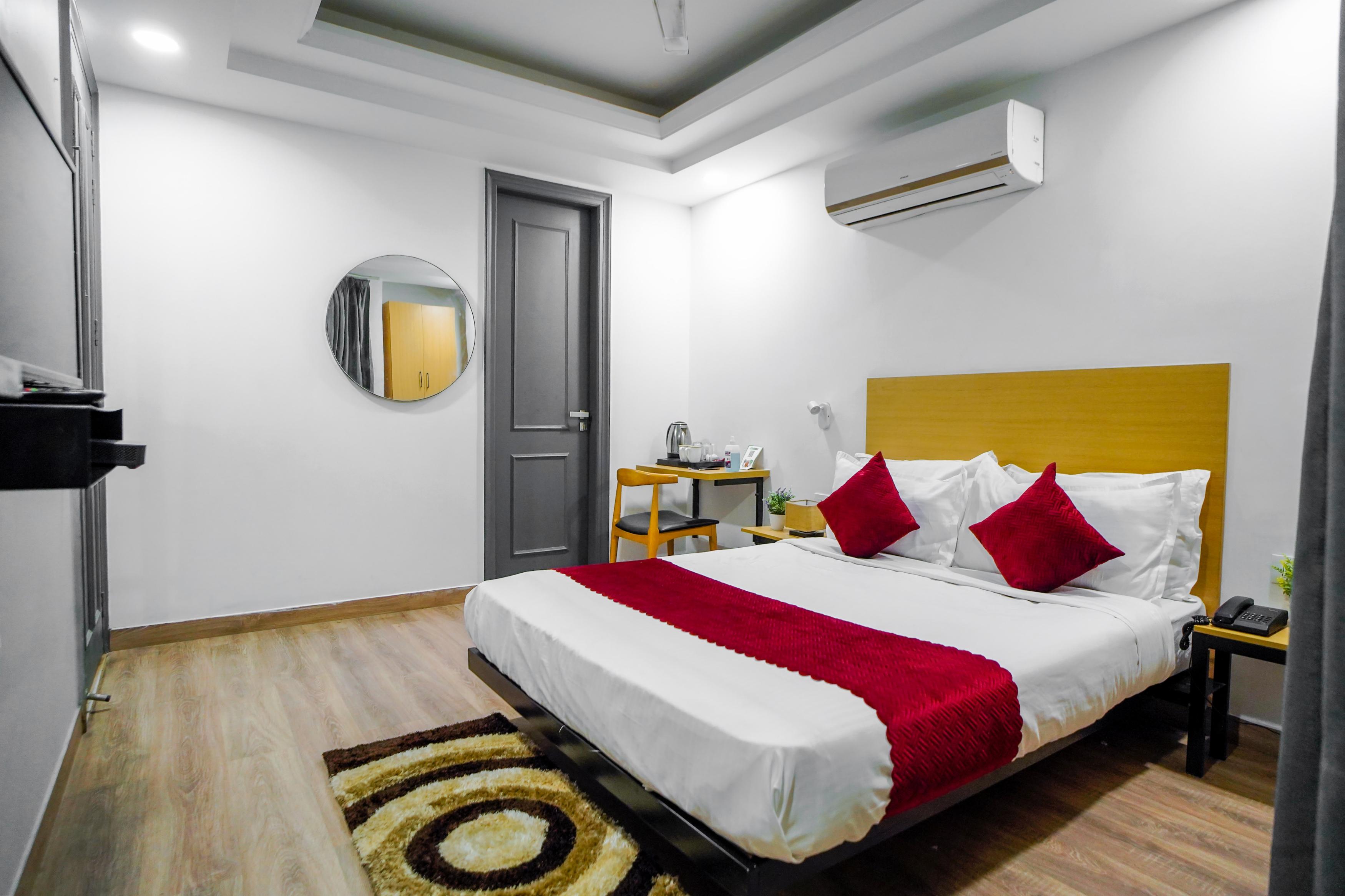 Saltstayz Express - Golf Course Road & DLF Phase-1 - Tap to explore photos