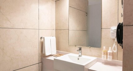 Enrise By Sayaji Amravati Room Type - Premium Grande Room