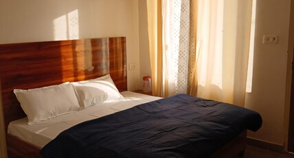 Jaiswal Homestay Room Type - AC Budget Room with Ensuite Bathroom