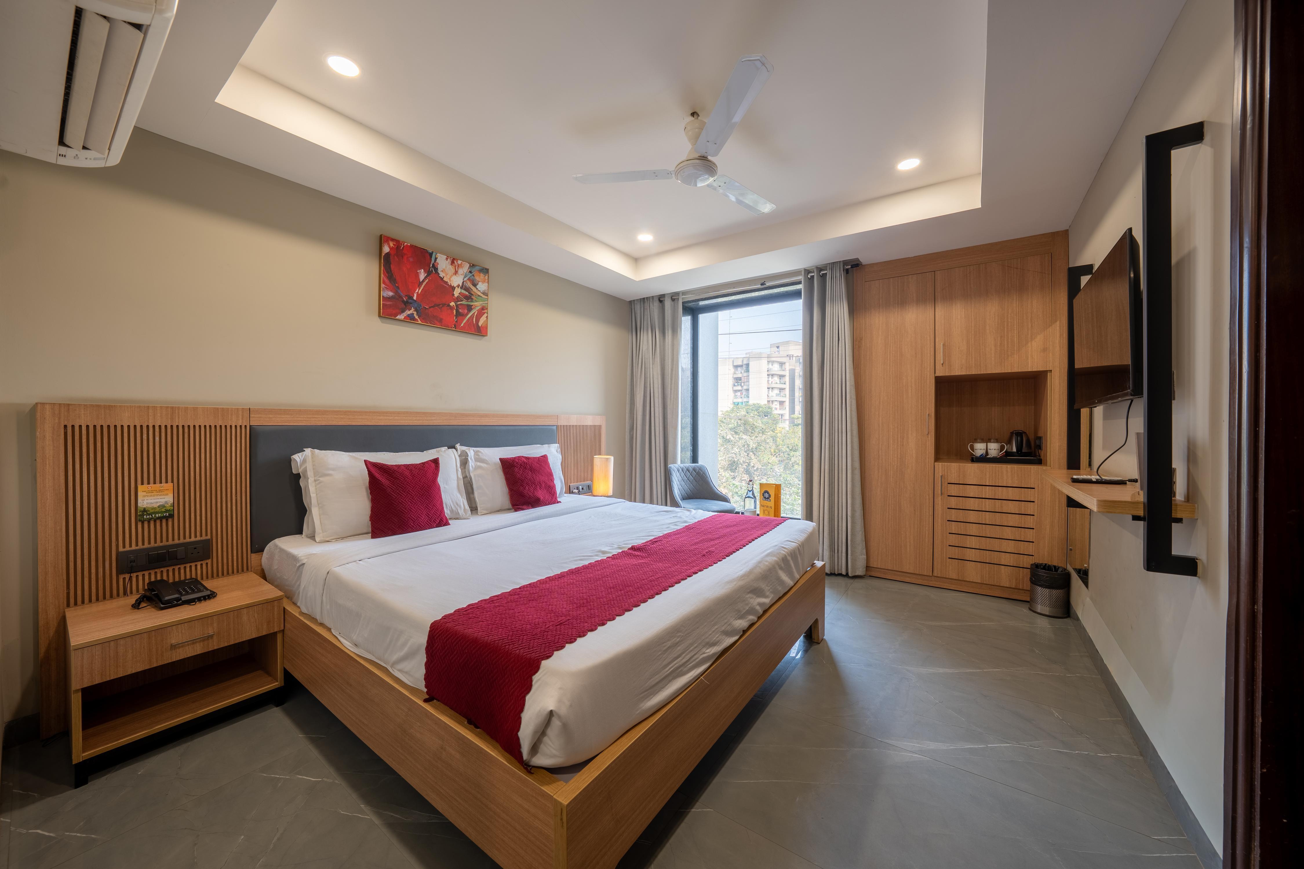 Saltstayz Select - Golf Course Road & Sector 57 Room Type - Deluxe Room with City View