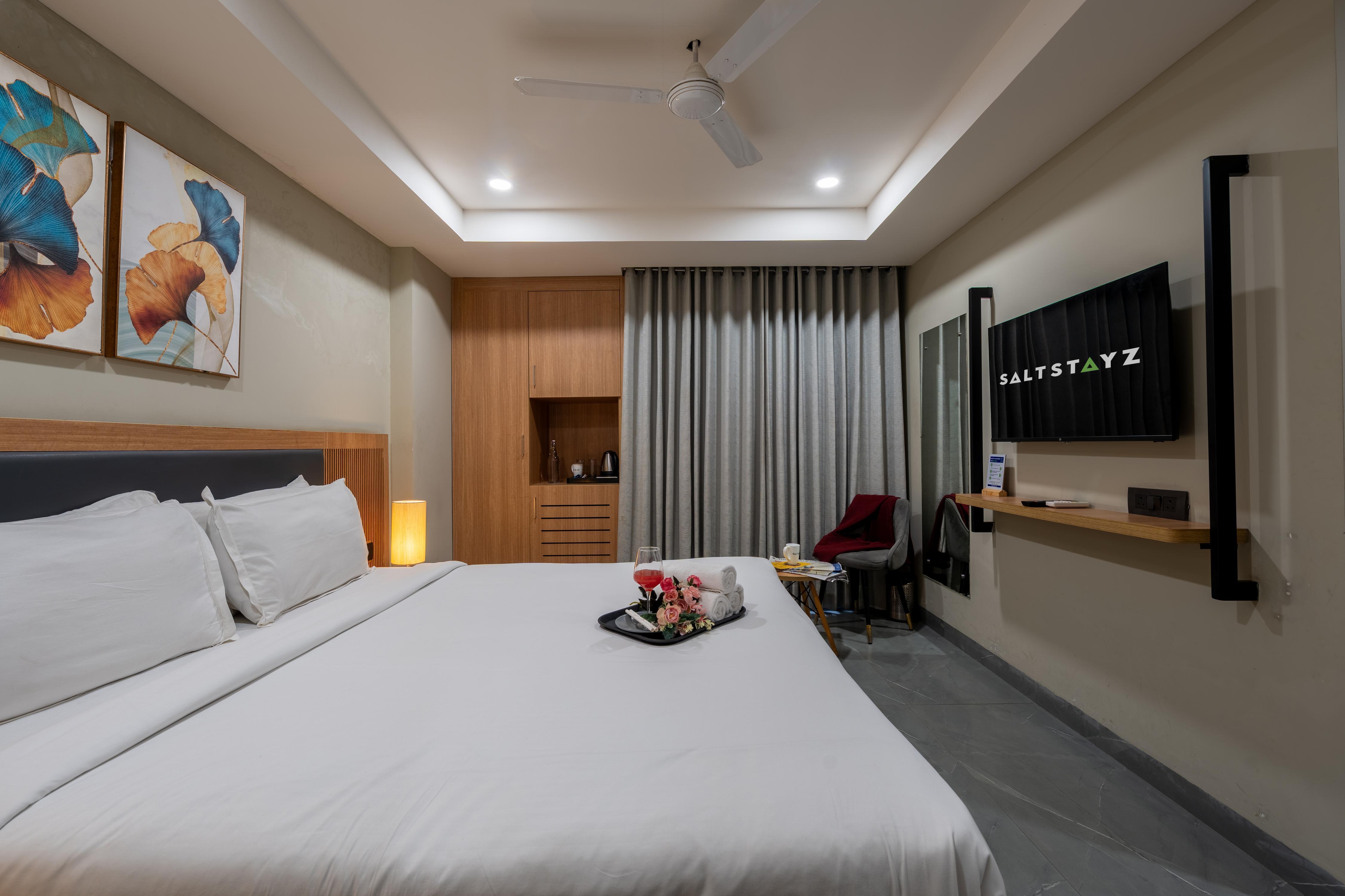 Saltstayz Select - Golf Course Road & Sector 57 - Tap to explore photos