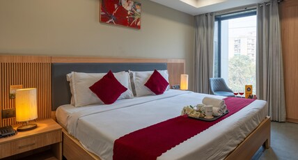 Saltstayz Select - Golf Course Road & Sector 57 Room Type - Superior Balcony Room with Garden View