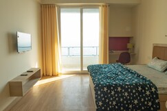 The Taj Studios-Comfortable Stay At Gaur City MAll