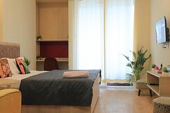 The Taj Studios-Comfortable Stay At Gaur City MAll