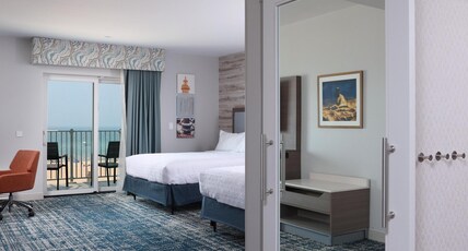 Hampton Inn & Suites by Hilton Manistee Waterfront Room Type - 2QN ACCESSIBLE TUB LAKE VW