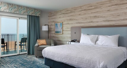 Hampton Inn & Suites by Hilton Manistee Waterfront Room Type - 1 KING WTR VW W FRIDGE NS