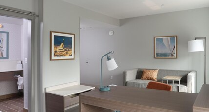 Hampton Inn & Suites by Hilton Manistee Waterfront Room Type - 1 KNG STUDIO LAKE VIEW