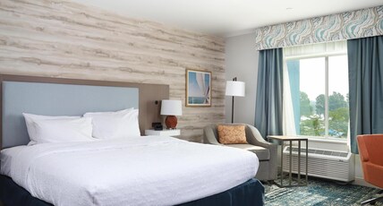 Hampton Inn & Suites by Hilton Manistee Waterfront Room Type - 1 KNG ACCESSIBLE TUB NS