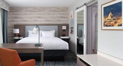 Hampton Inn & Suites by Hilton Manistee Waterfront Room Type - 1 KNG STDO MIC FRIDG WTBR