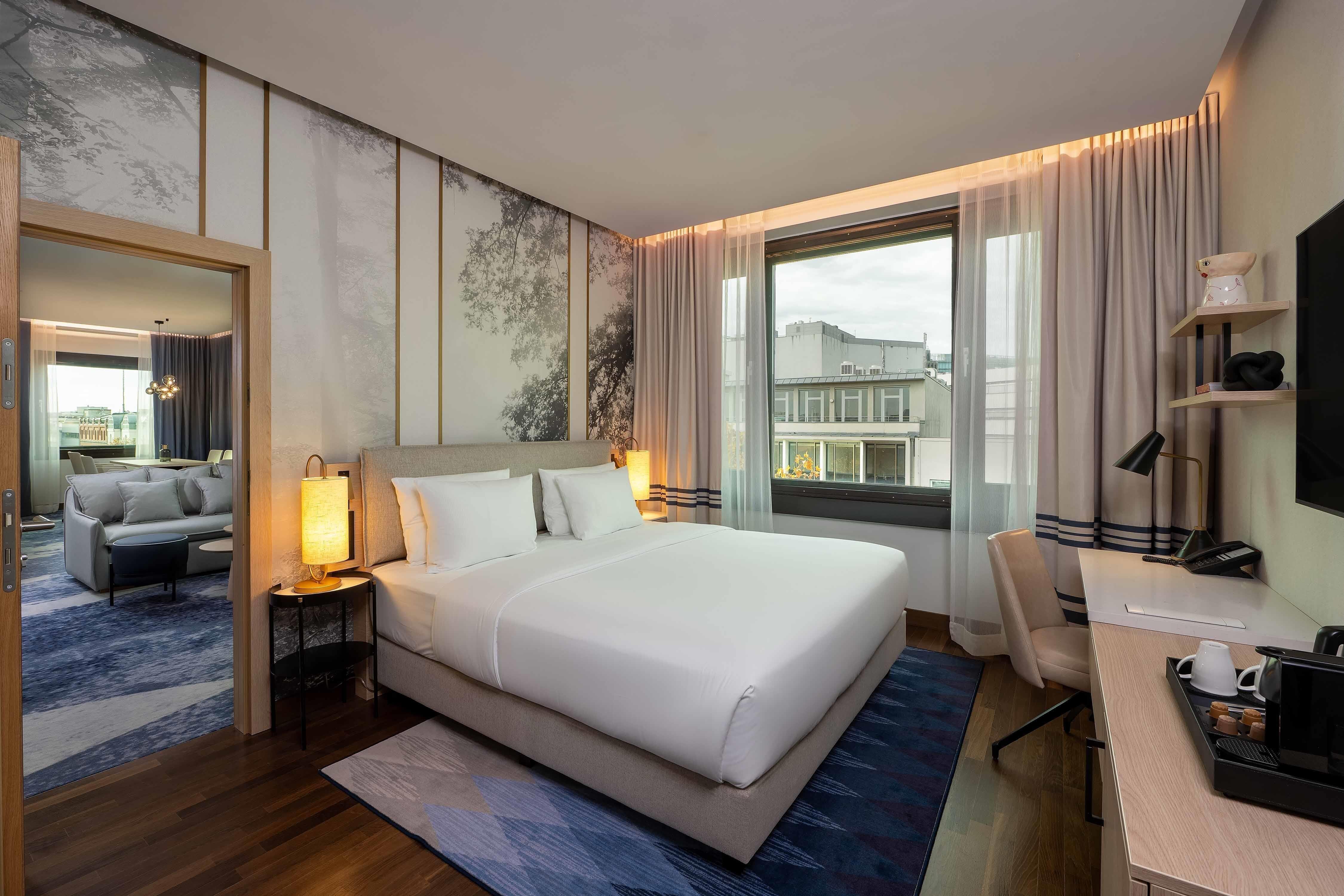 DoubleTree by Hilton Berlin Ku'damm - Tap to explore photos
