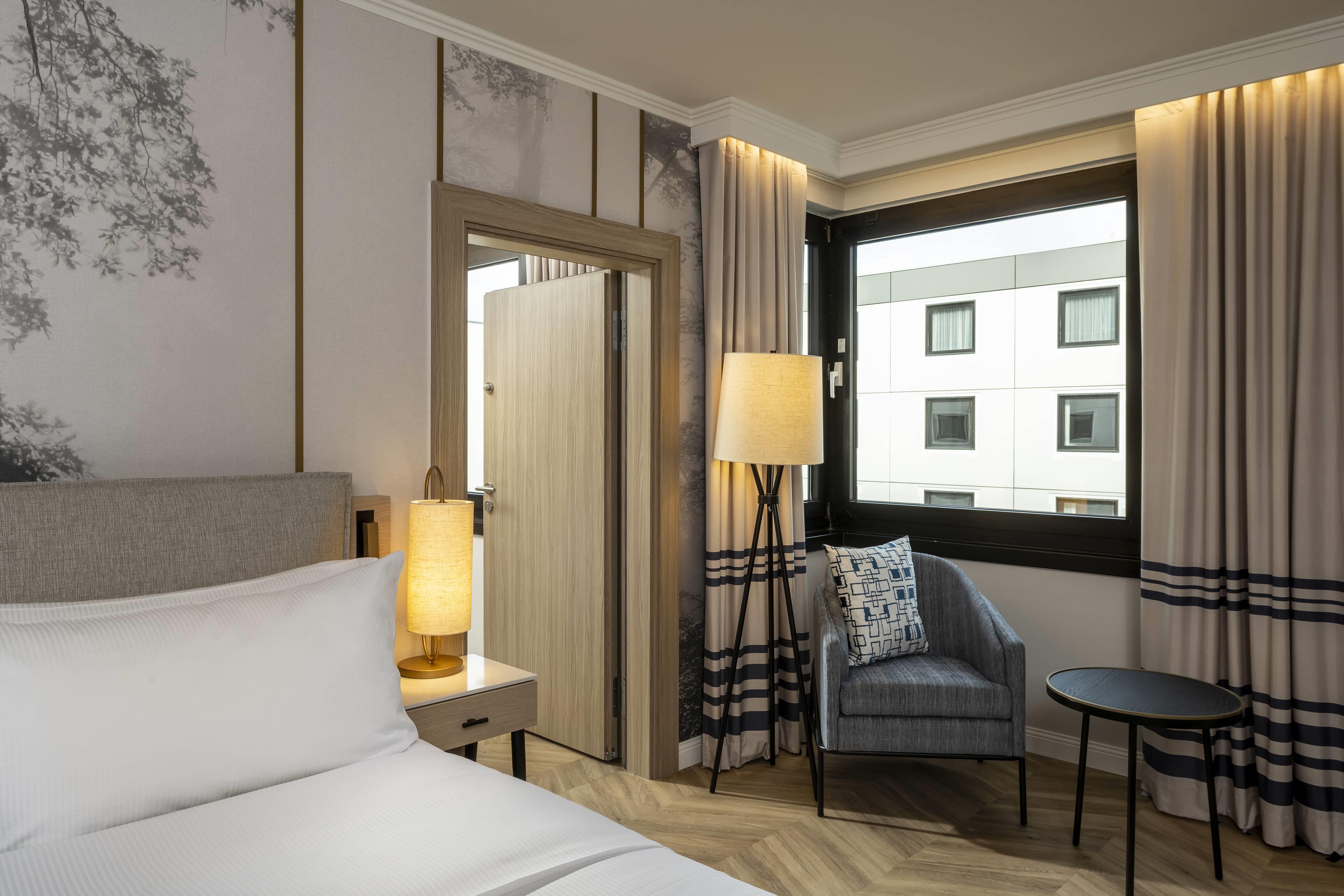 DoubleTree by Hilton Berlin Ku'damm - Tap to explore photos