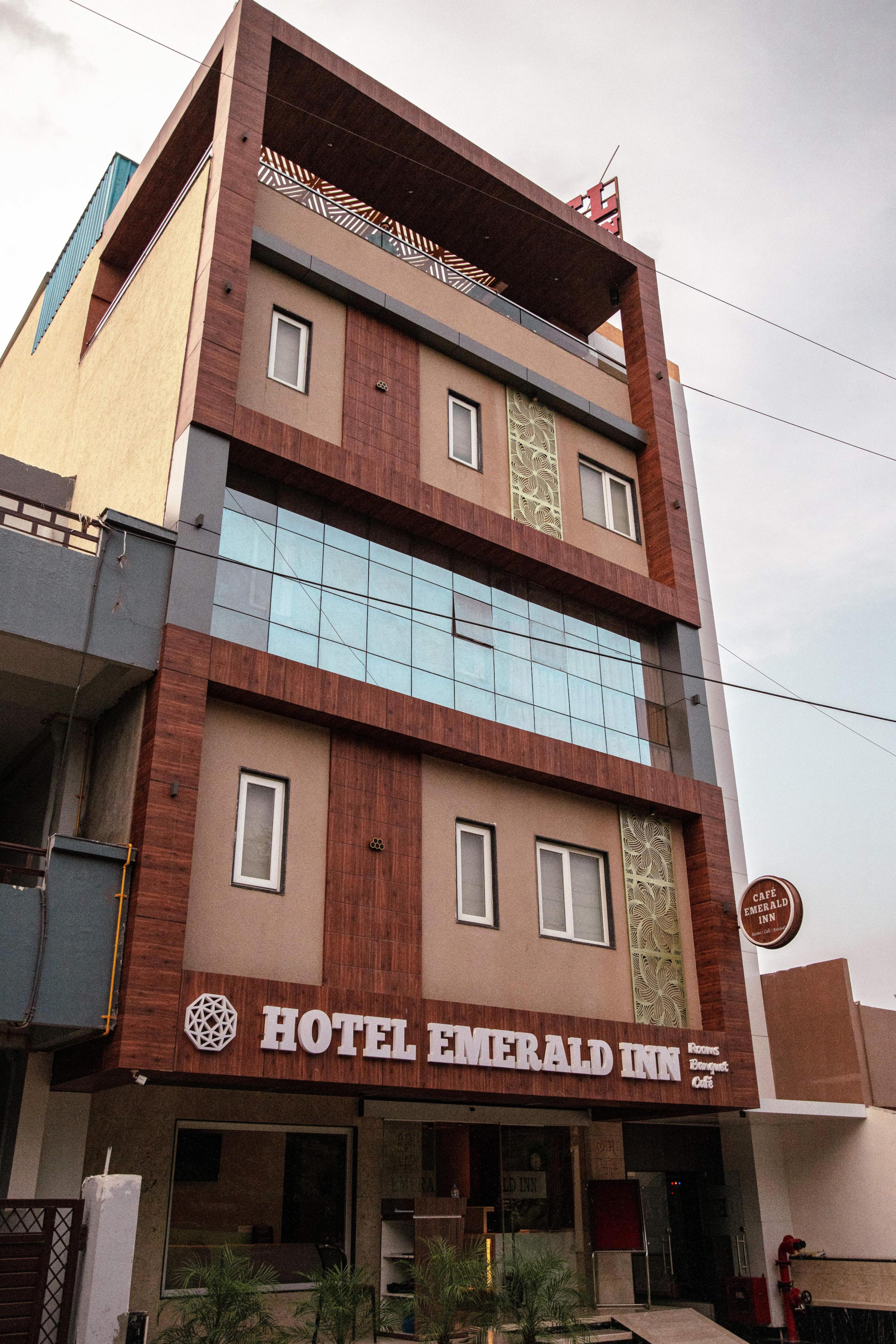 Hotel Emerald Inn - Tap to explore photos