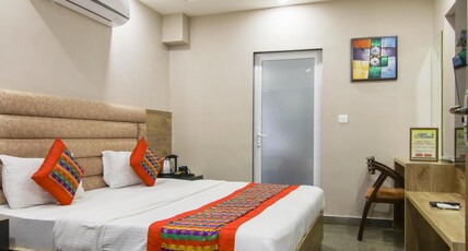 Hotel Anand - 5 Minutes from NDLS Station Room Type - Deluxe Room with Balcony Hotel Anand - 5 Minutes from NDLS Station Room Type - Deluxe Room with Balcony