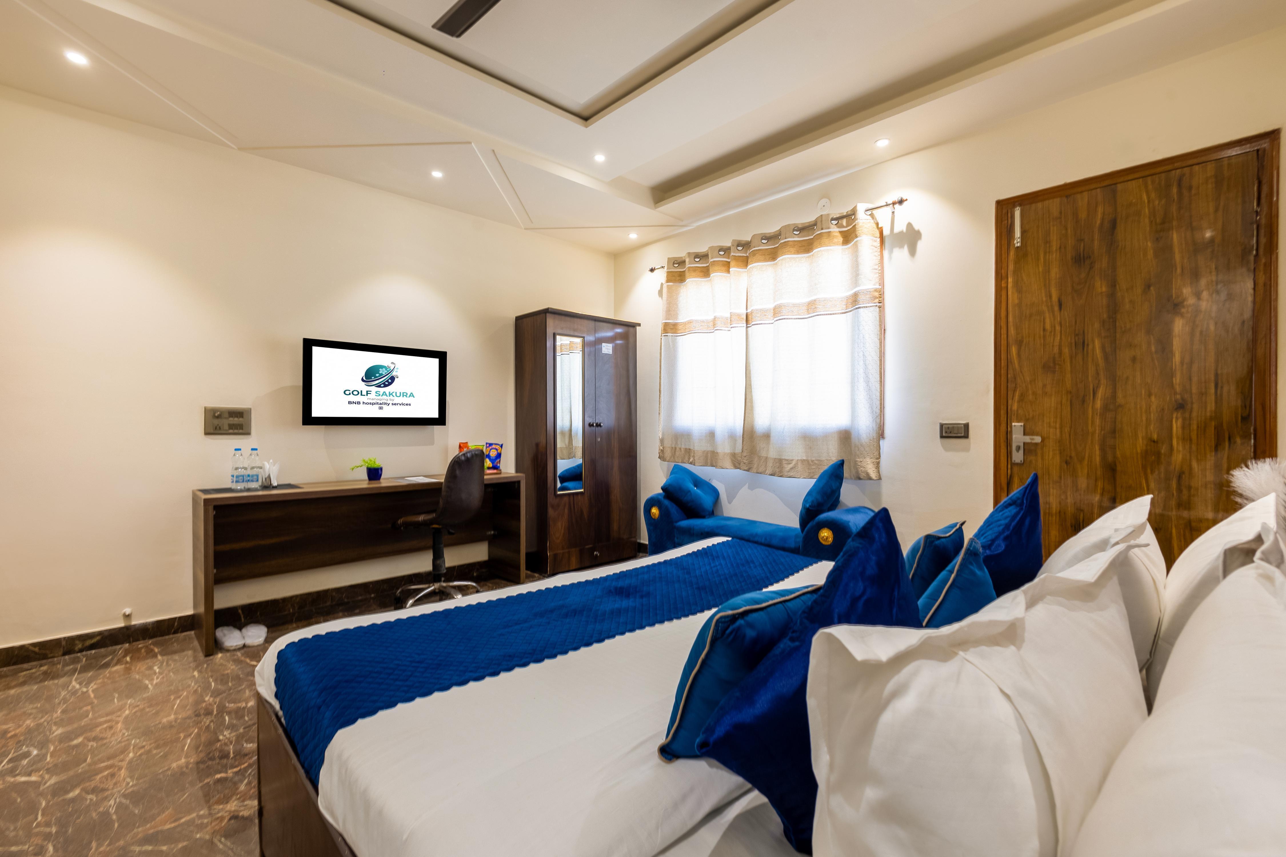 BNB Sakura | Golf Course Rd Room Type - Premium Room With Balcony