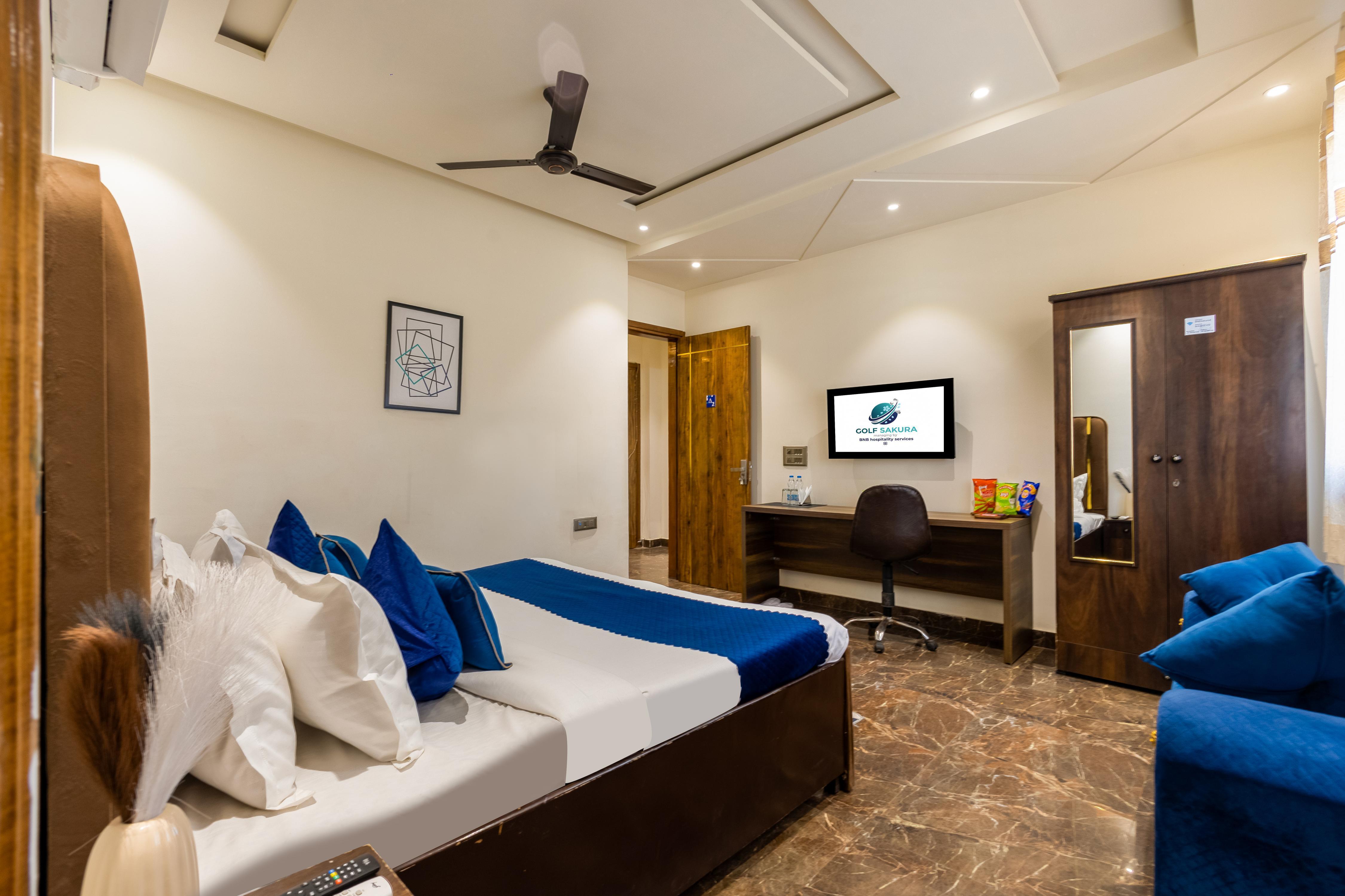 BNB Sakura | Golf Course Rd Room Type - Executive Room